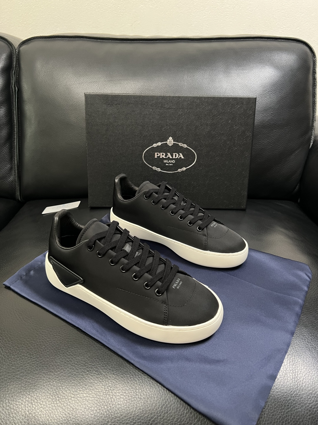 Prada  高品质  顶级工艺品，普拉达 专柜同步，原厂配置意大利进口牛皮拼布面料，进口牛皮内里垫，透