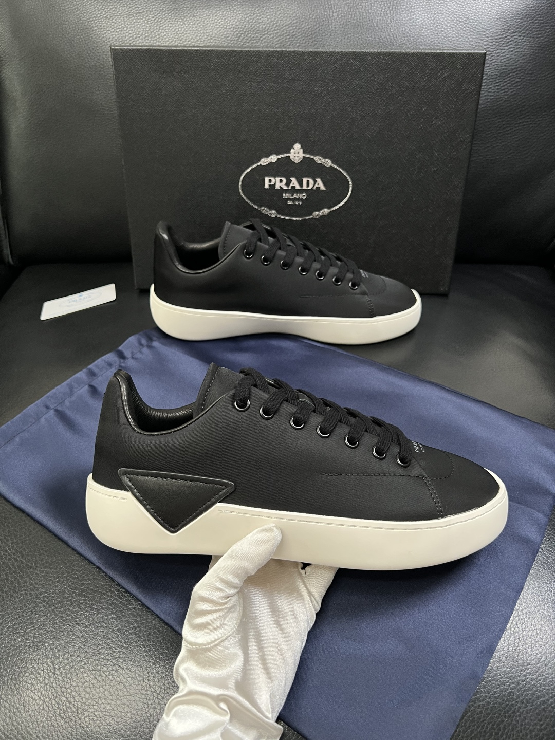 Prada  高品质  顶级工艺品，普拉达 专柜同步，原厂配置意大利进口牛皮拼布面料，进口牛皮内里垫，透