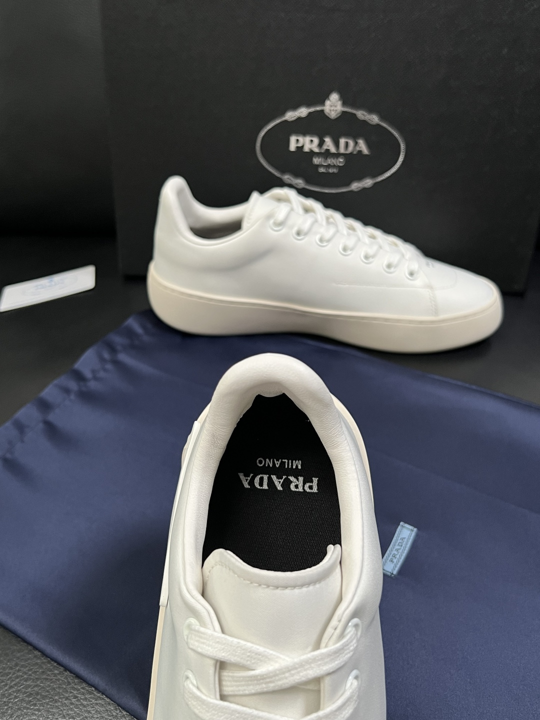 Prada  高品质  顶级工艺品，普拉达 专柜同步，原厂配置意大利进口牛皮拼布面料，进口牛皮内里垫，透