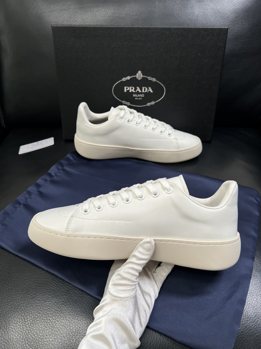 Prada  高品质  顶级工艺品，普拉达 专柜同步，原厂配置意大利进口牛皮拼布面料，进口牛皮内里垫，透
