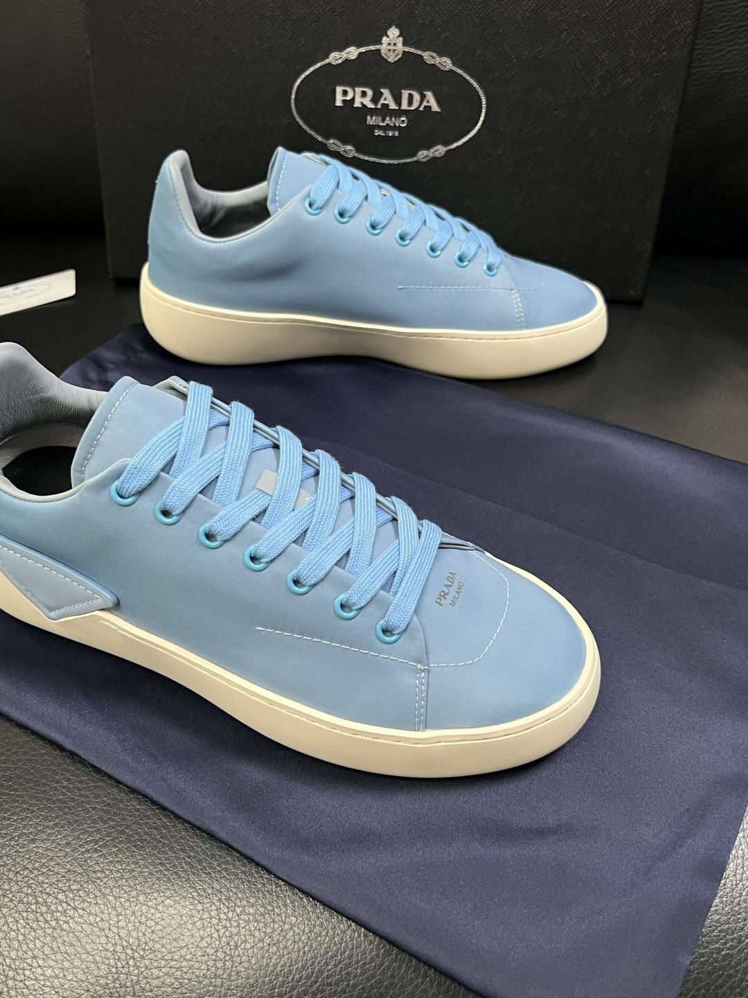 Prada  高品质  顶级工艺品，普拉达 专柜同步，原厂配置意大利进口牛皮拼布面料，进口牛皮内里垫，透