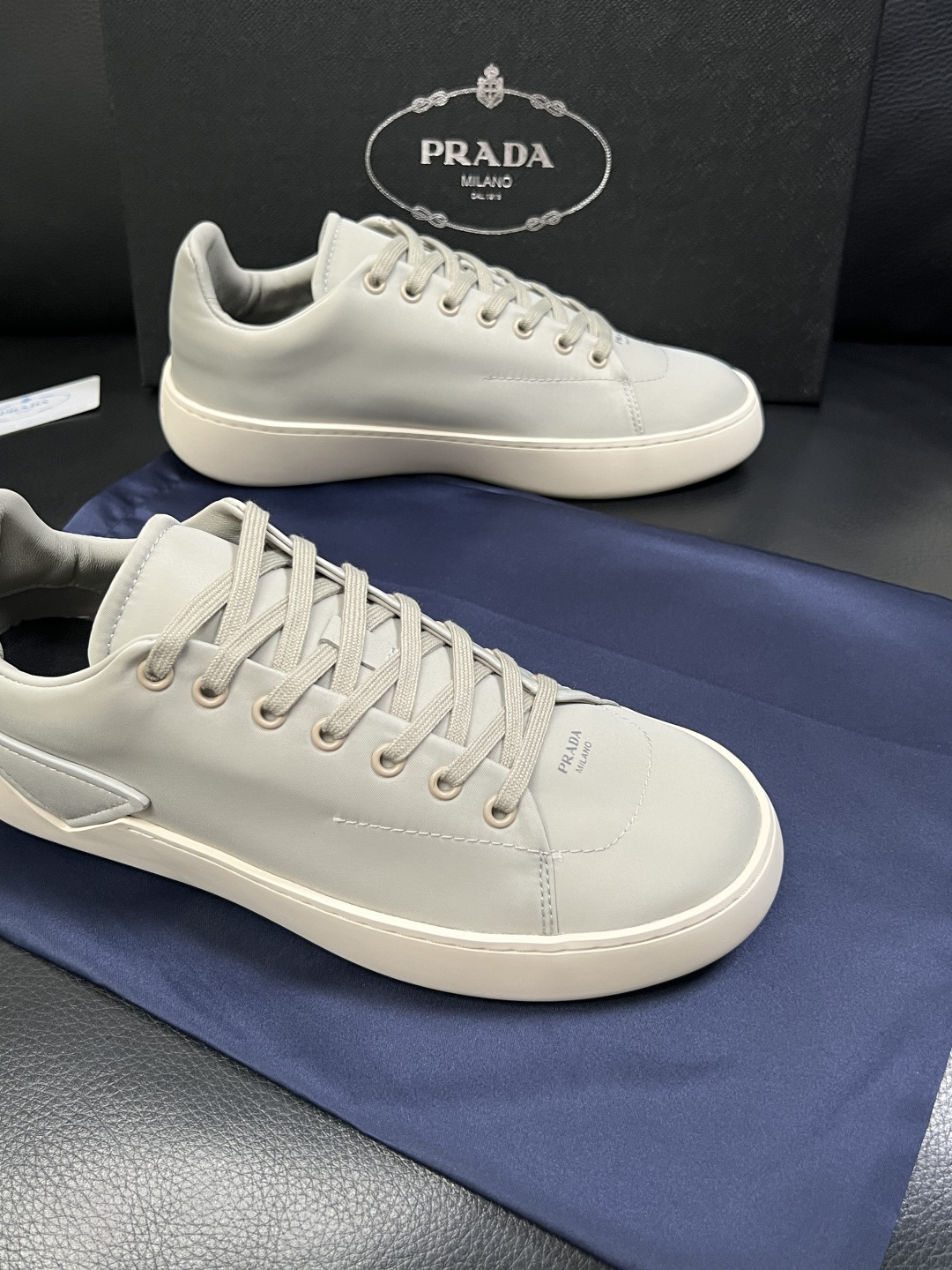 Prada  高品质  顶级工艺品，普拉达 专柜同步，原厂配置意大利进口牛皮拼布面料，进口牛皮内里垫，透