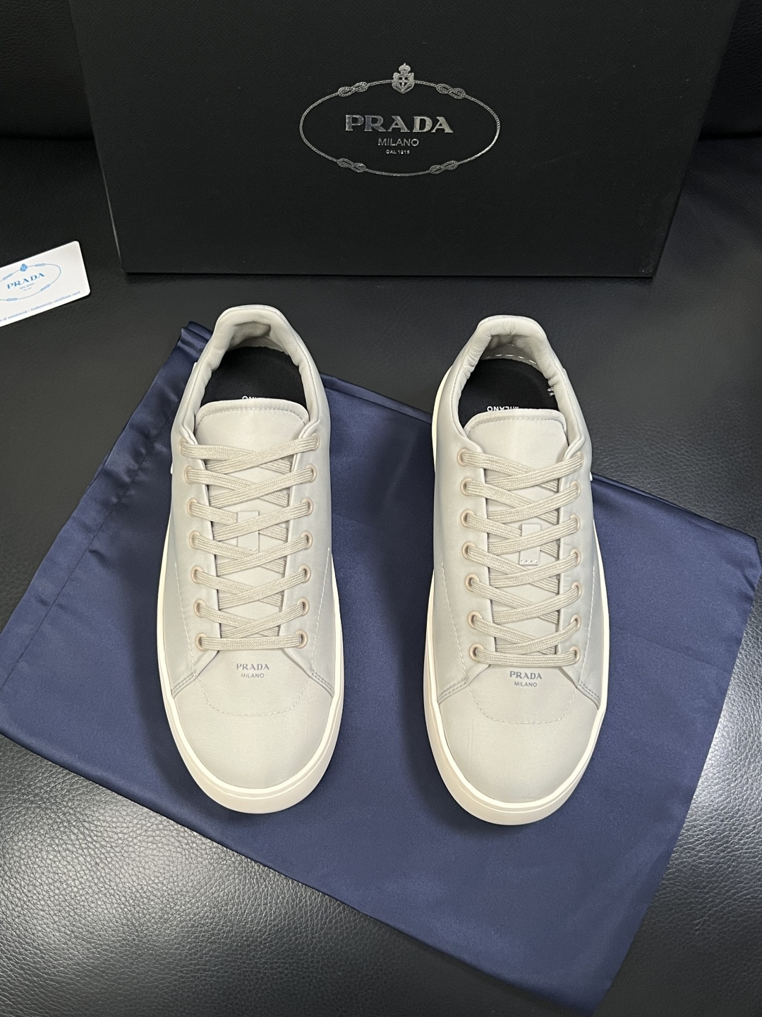 Prada  高品质  顶级工艺品，普拉达 专柜同步，原厂配置意大利进口牛皮拼布面料，进口牛皮内里垫，透
