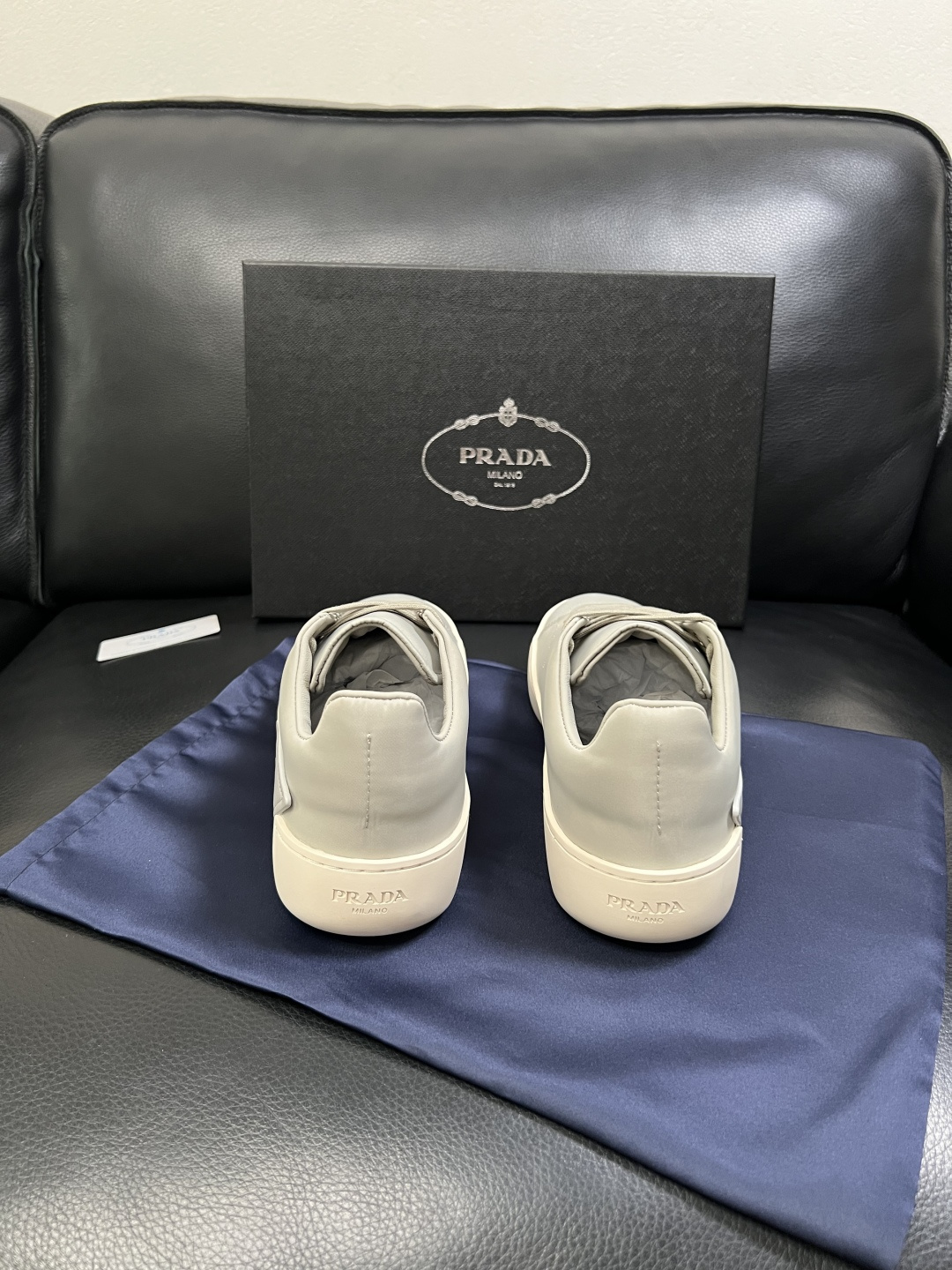 Prada  高品质  顶级工艺品，普拉达 专柜同步，原厂配置意大利进口牛皮拼布面料，进口牛皮内里垫，透