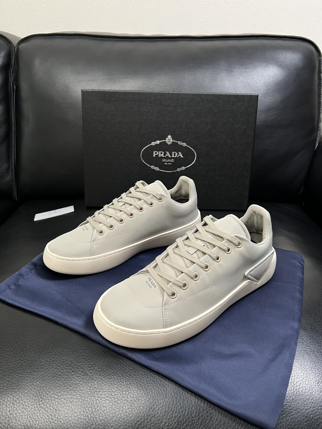 Prada  高品质  顶级工艺品，普拉达 专柜同步，原厂配置意大利进口牛皮拼布面料，进口牛皮内里垫，透