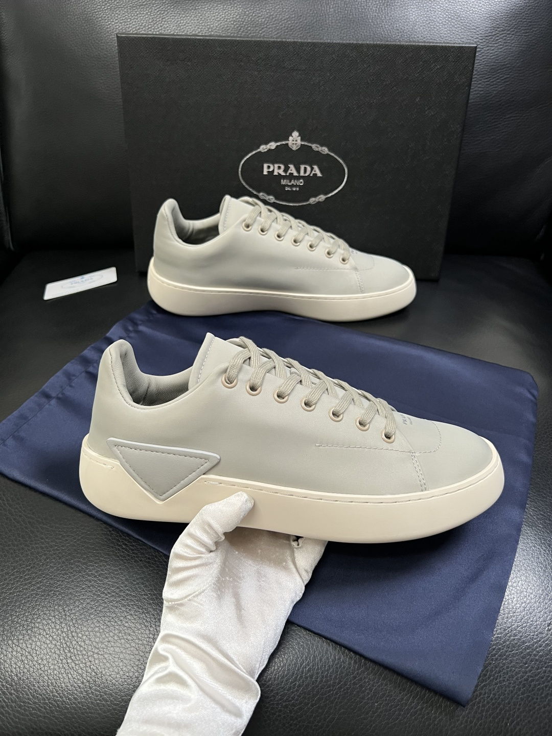 Prada  高品质  顶级工艺品，普拉达 专柜同步，原厂配置意大利进口牛皮拼布面料，进口牛皮内里垫，透