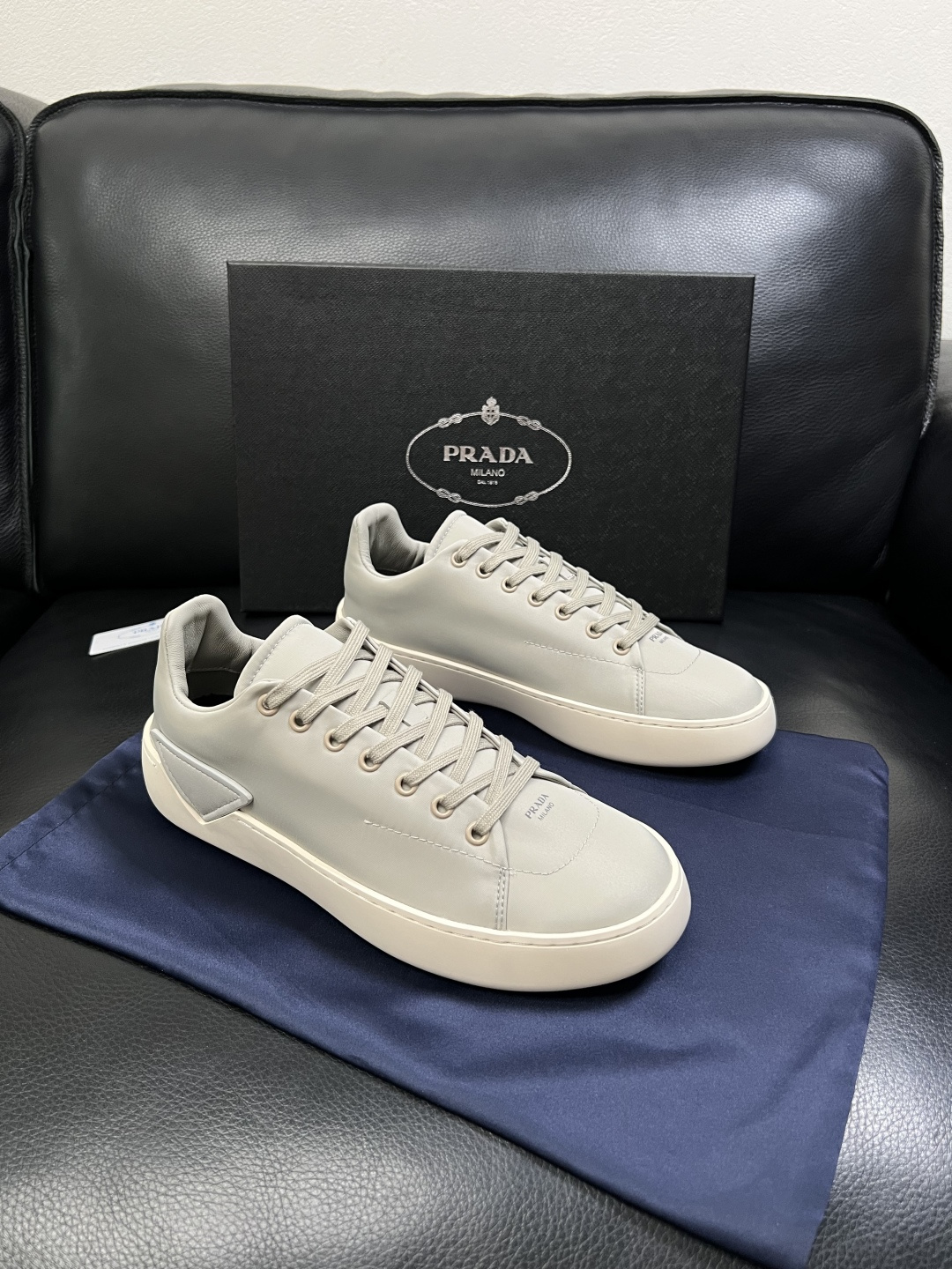 Prada  高品质  顶级工艺品，普拉达 专柜同步，原厂配置意大利进口牛皮拼布面料，进口牛皮内里垫，透