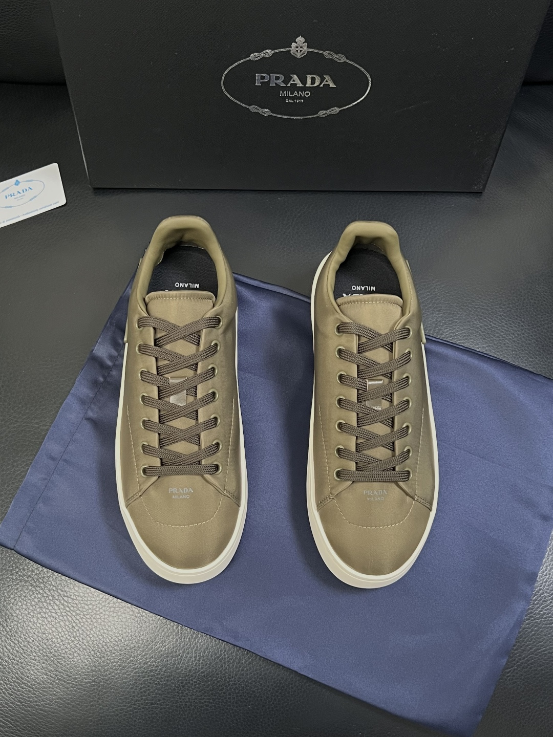 Prada  高品质  顶级工艺品，普拉达 专柜同步，原厂配置意大利进口牛皮拼布面料，进口牛皮内里垫，透
