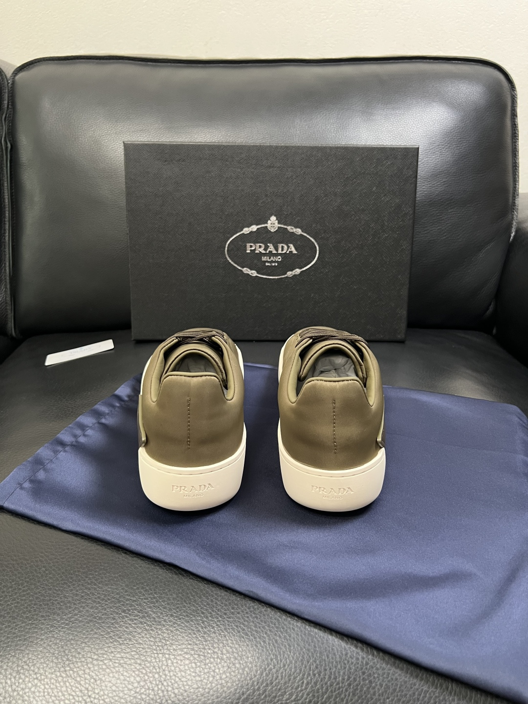 Prada  高品质  顶级工艺品，普拉达 专柜同步，原厂配置意大利进口牛皮拼布面料，进口牛皮内里垫，透