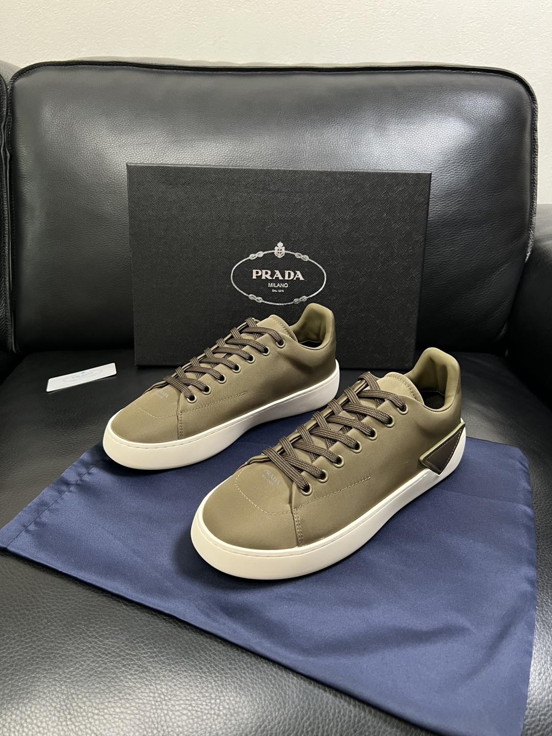 Prada  高品质  顶级工艺品，普拉达 专柜同步，原厂配置意大利进口牛皮拼布面料，进口牛皮内里垫，透