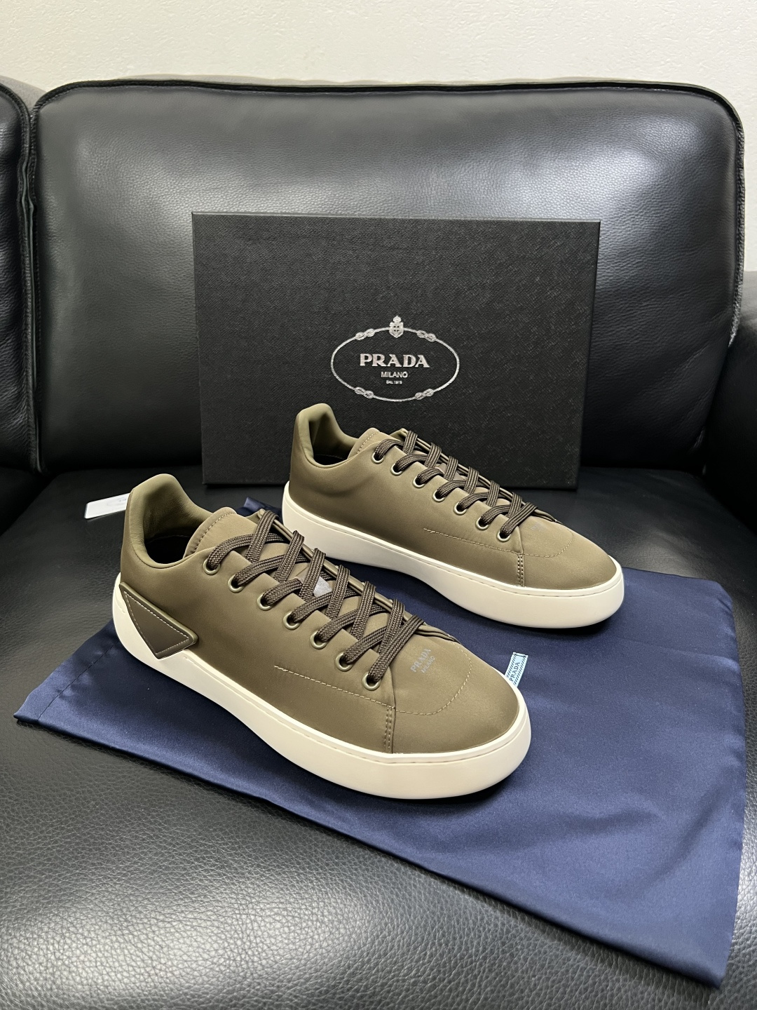Prada  高品质  顶级工艺品，普拉达 专柜同步，原厂配置意大利进口牛皮拼布面料，进口牛皮内里垫，透