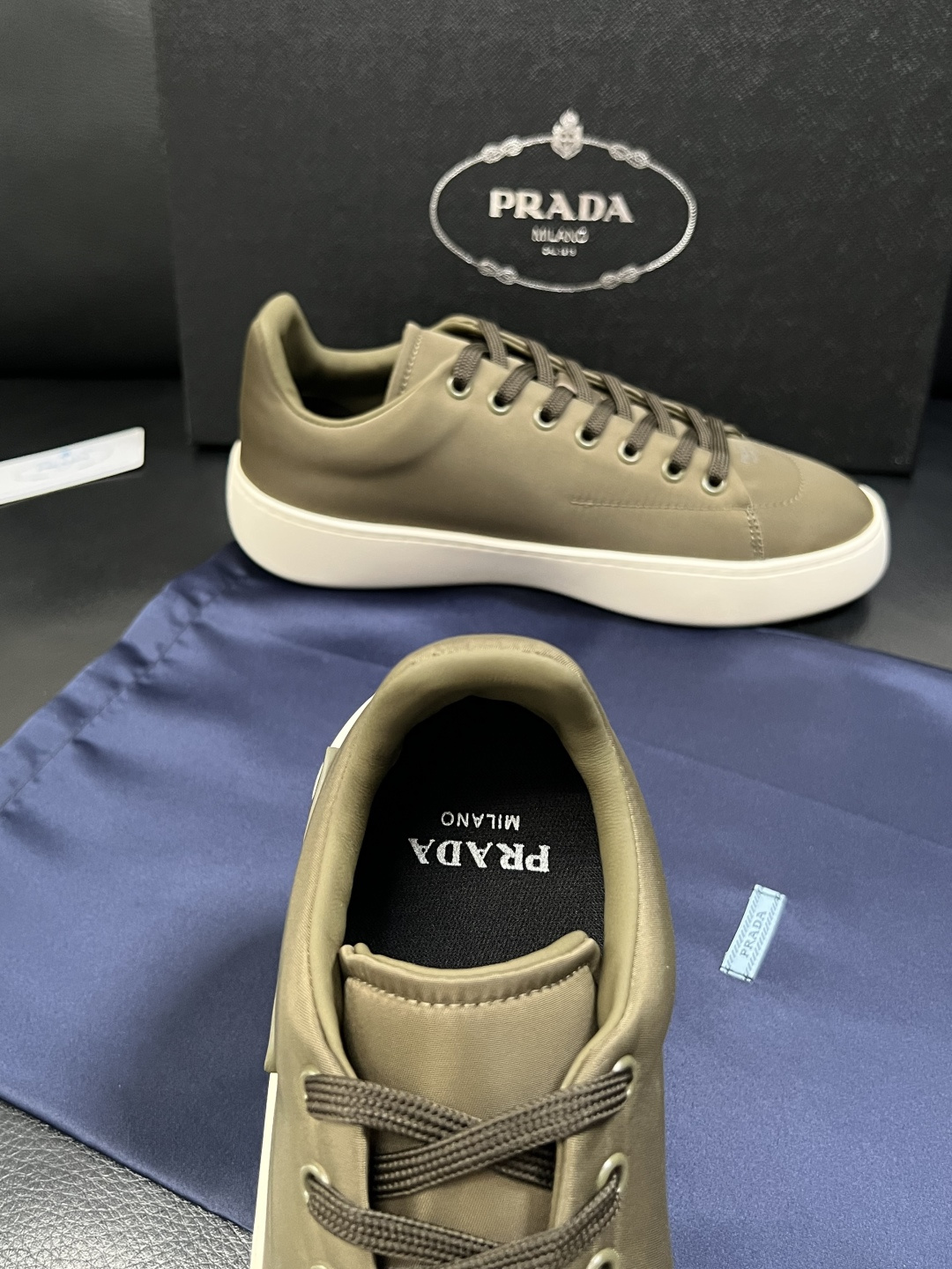 Prada  高品质  顶级工艺品，普拉达 专柜同步，原厂配置意大利进口牛皮拼布面料，进口牛皮内里垫，透