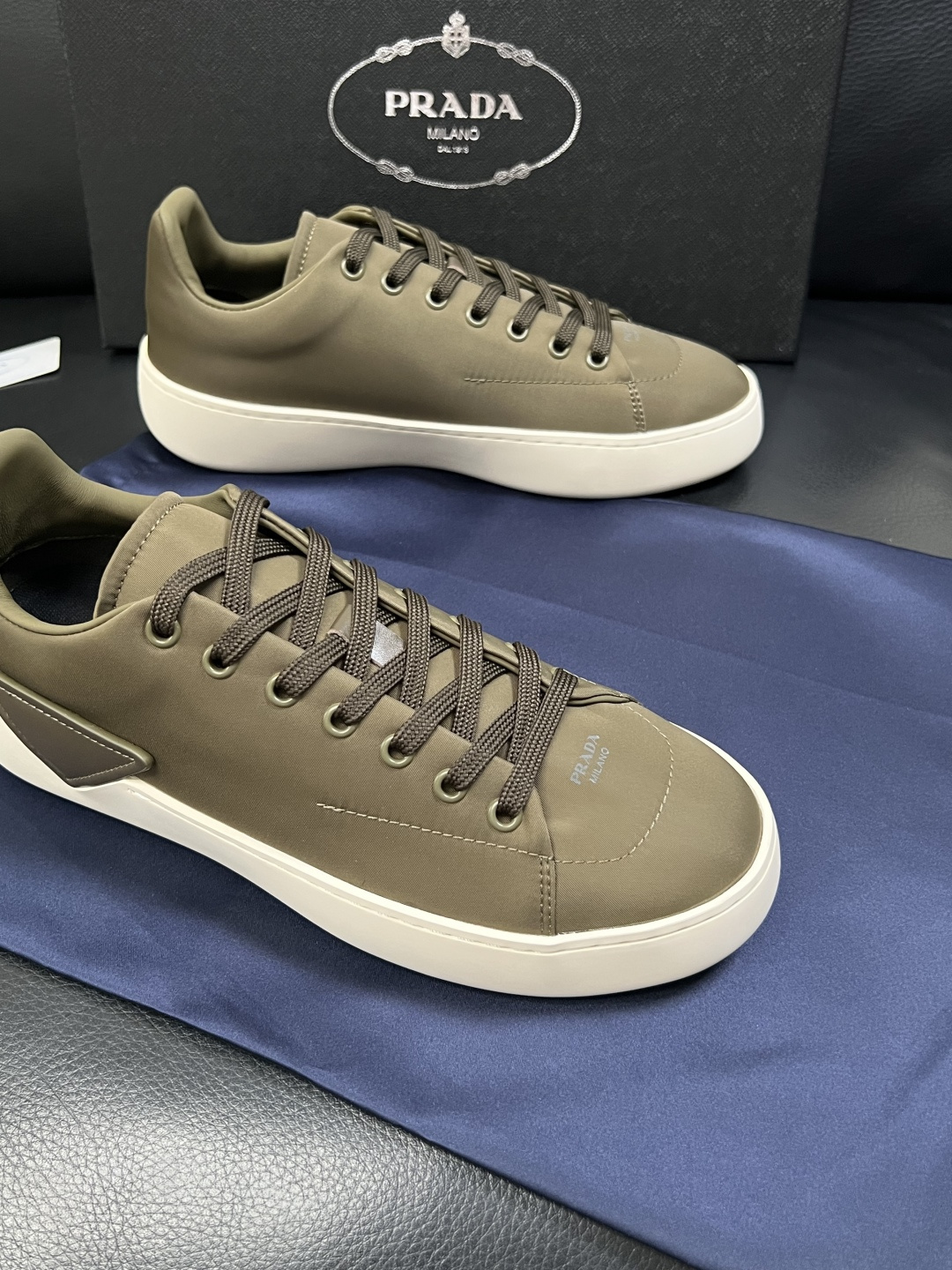 Prada  高品质  顶级工艺品，普拉达 专柜同步，原厂配置意大利进口牛皮拼布面料，进口牛皮内里垫，透