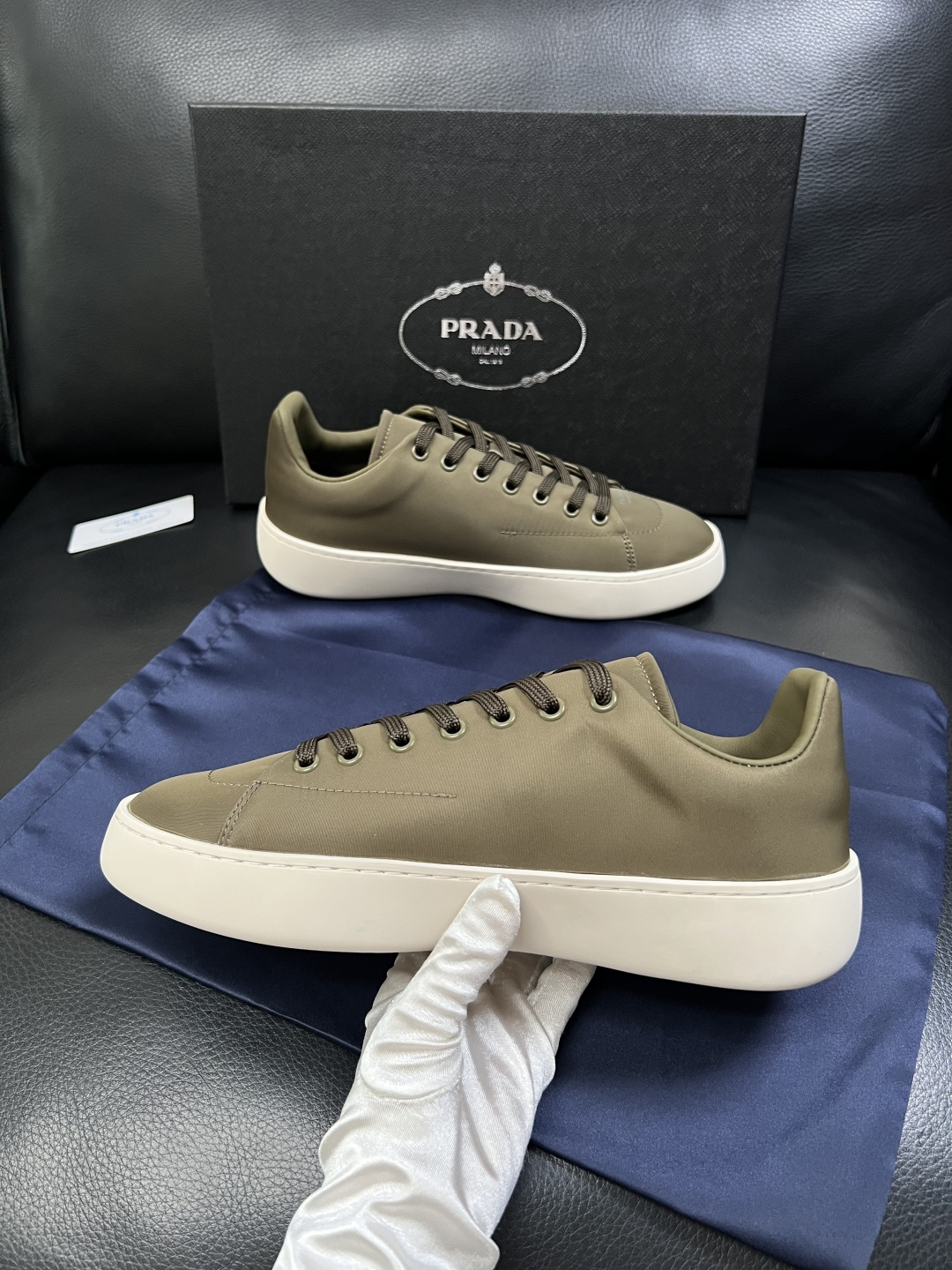 Prada  高品质  顶级工艺品，普拉达 专柜同步，原厂配置意大利进口牛皮拼布面料，进口牛皮内里垫，透