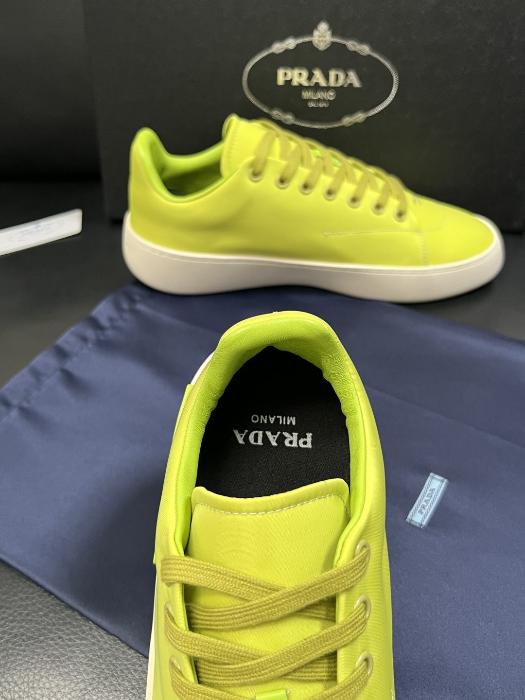 Prada  高品质  顶级工艺品，普拉达 专柜同步，原厂配置意大利进口牛皮拼布面料，进口牛皮内里垫，透
