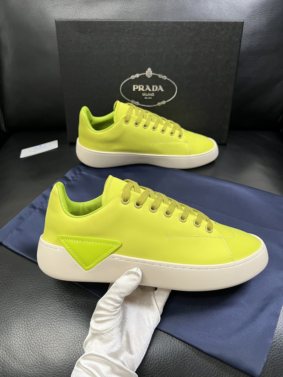 Prada  高品质  顶级工艺品，普拉达 专柜同步，原厂配置意大利进口牛皮拼布面料，进口牛皮内里垫，透