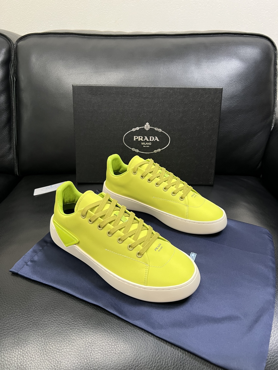 Prada  高品质  顶级工艺品，普拉达 专柜同步，原厂配置意大利进口牛皮拼布面料，进口牛皮内里垫，透
