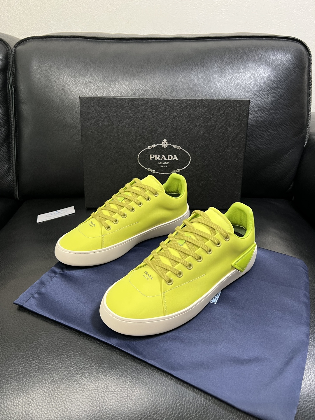 Prada  高品质  顶级工艺品，普拉达 专柜同步，原厂配置意大利进口牛皮拼布面料，进口牛皮内里垫，透