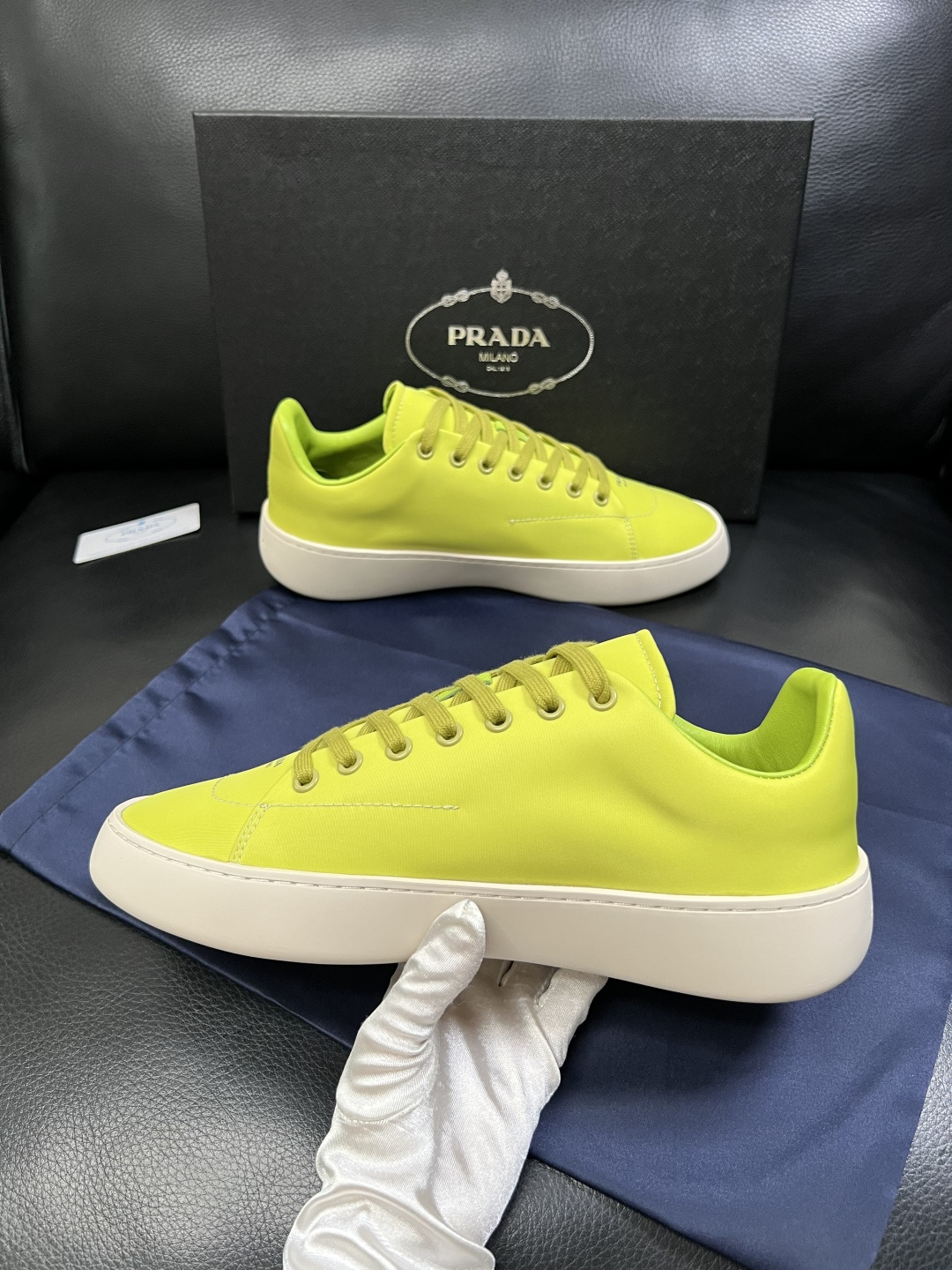 Prada  高品质  顶级工艺品，普拉达 专柜同步，原厂配置意大利进口牛皮拼布面料，进口牛皮内里垫，透