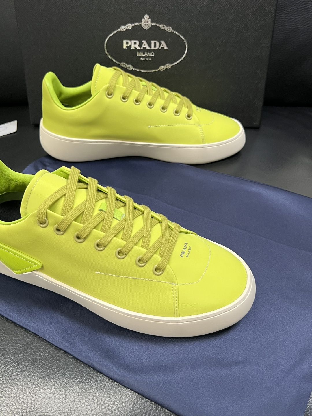 Prada  高品质  顶级工艺品，普拉达 专柜同步，原厂配置意大利进口牛皮拼布面料，进口牛皮内里垫，透