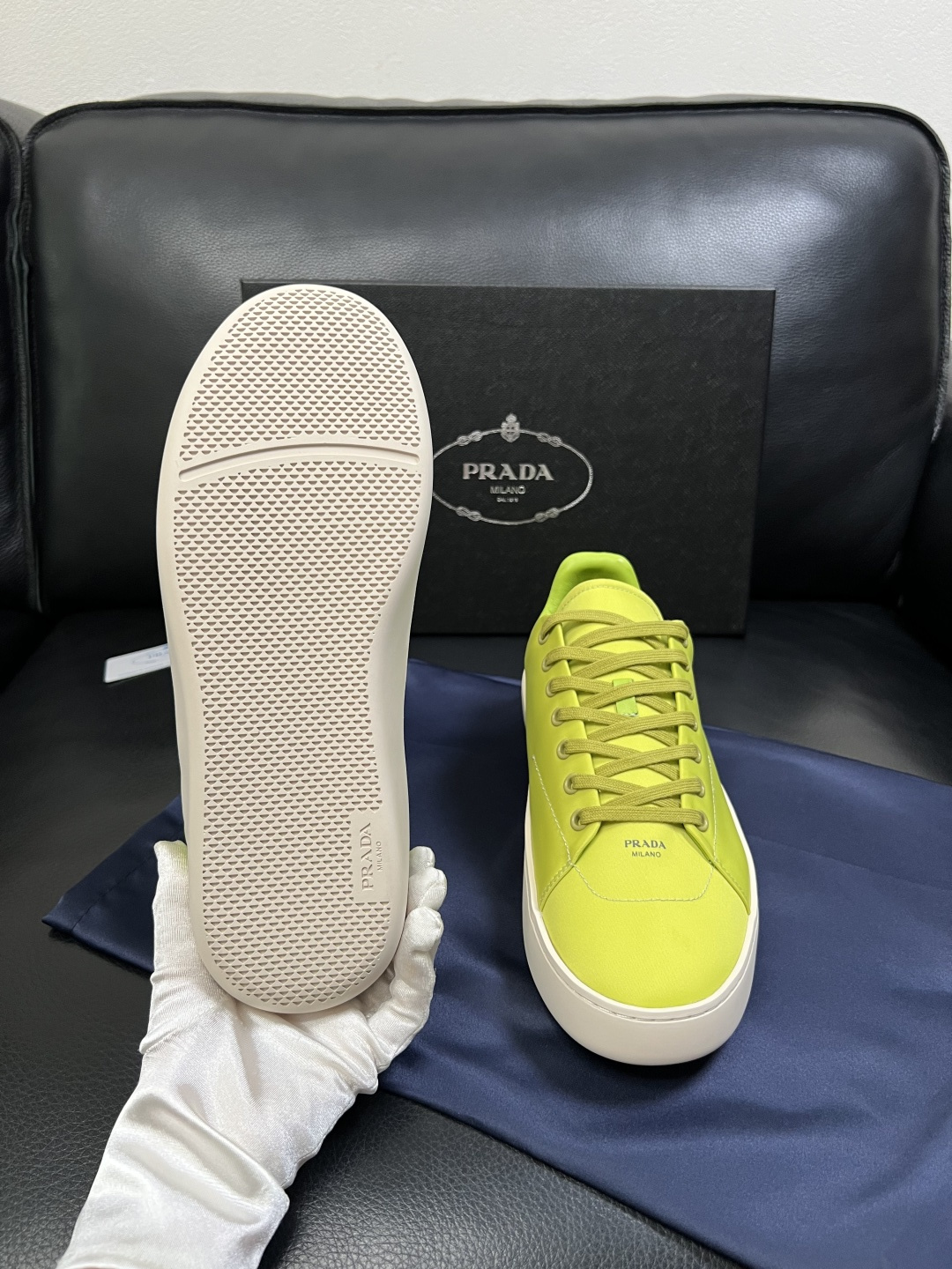 Prada  高品质  顶级工艺品，普拉达 专柜同步，原厂配置意大利进口牛皮拼布面料，进口牛皮内里垫，透