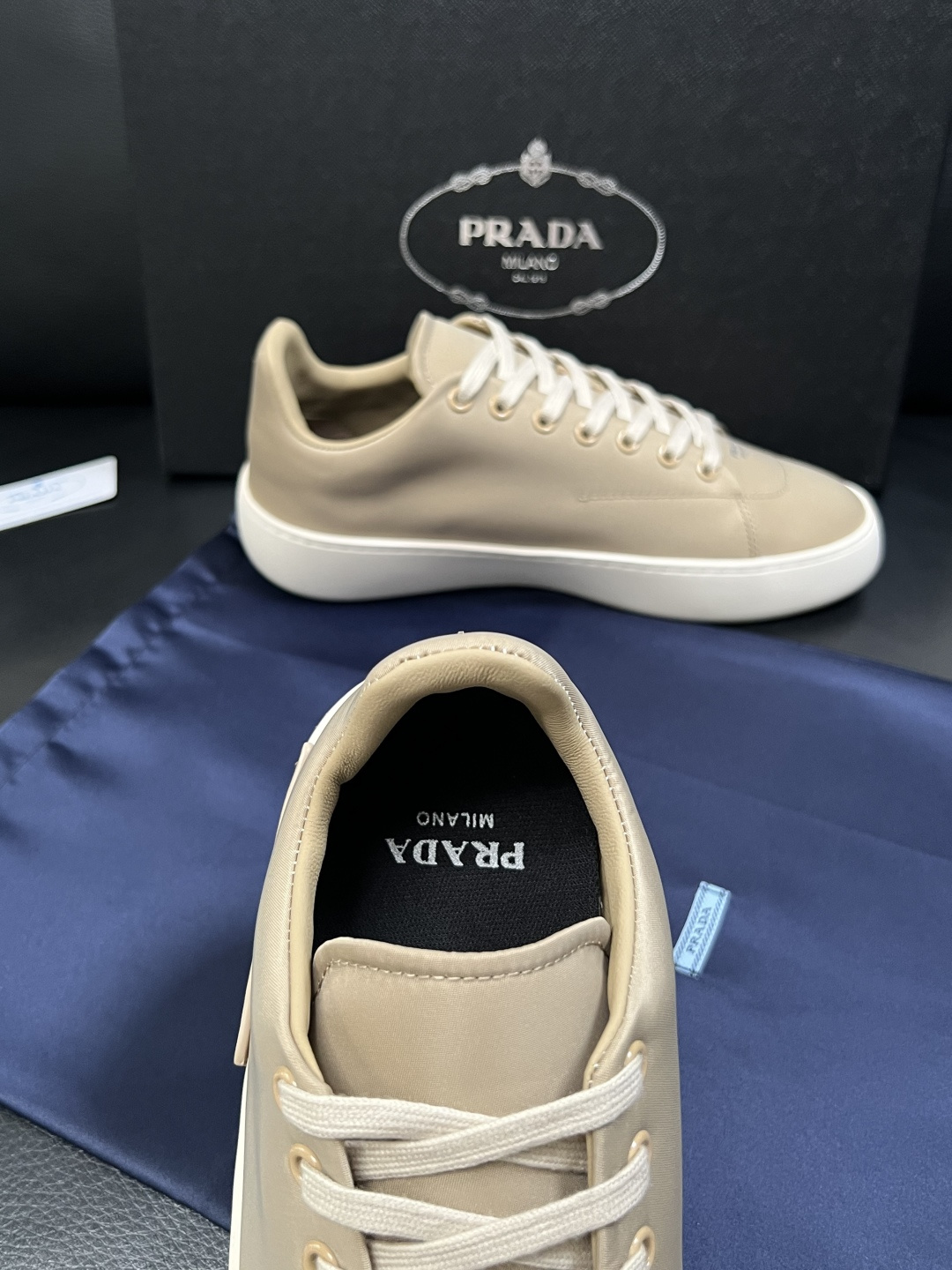 Prada  高品质  顶级工艺品，普拉达 专柜同步，原厂配置意大利进口牛皮拼布面料，进口牛皮内里垫，透