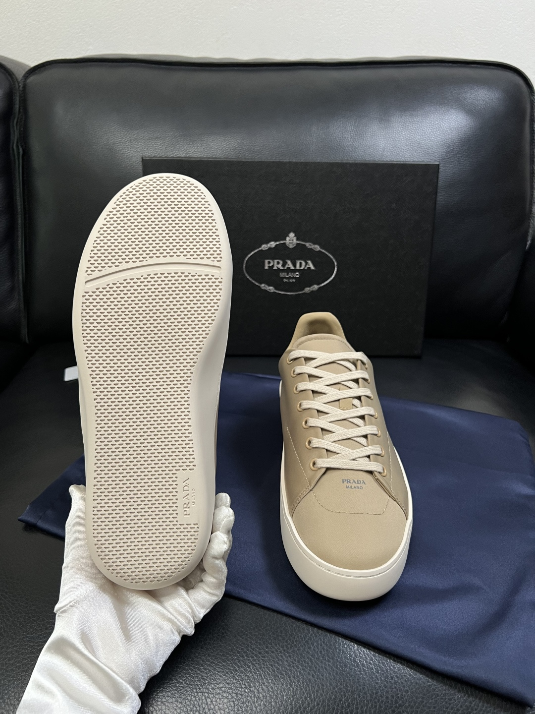 Prada  高品质  顶级工艺品，普拉达 专柜同步，原厂配置意大利进口牛皮拼布面料，进口牛皮内里垫，透