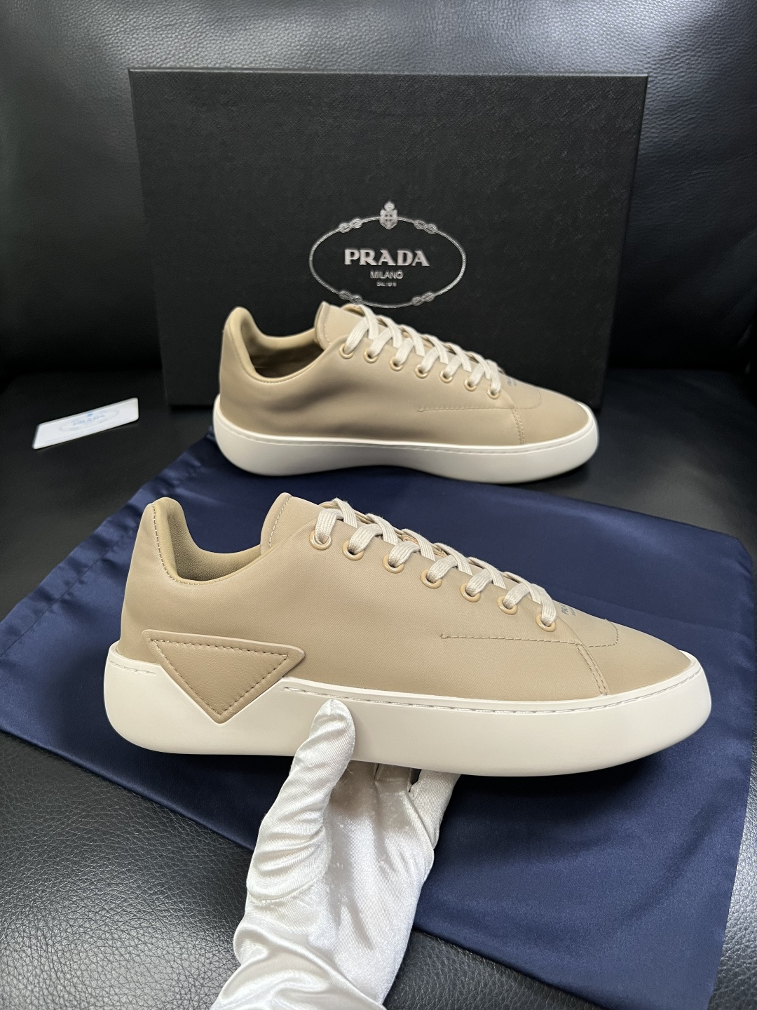 Prada  高品质  顶级工艺品，普拉达 专柜同步，原厂配置意大利进口牛皮拼布面料，进口牛皮内里垫，透