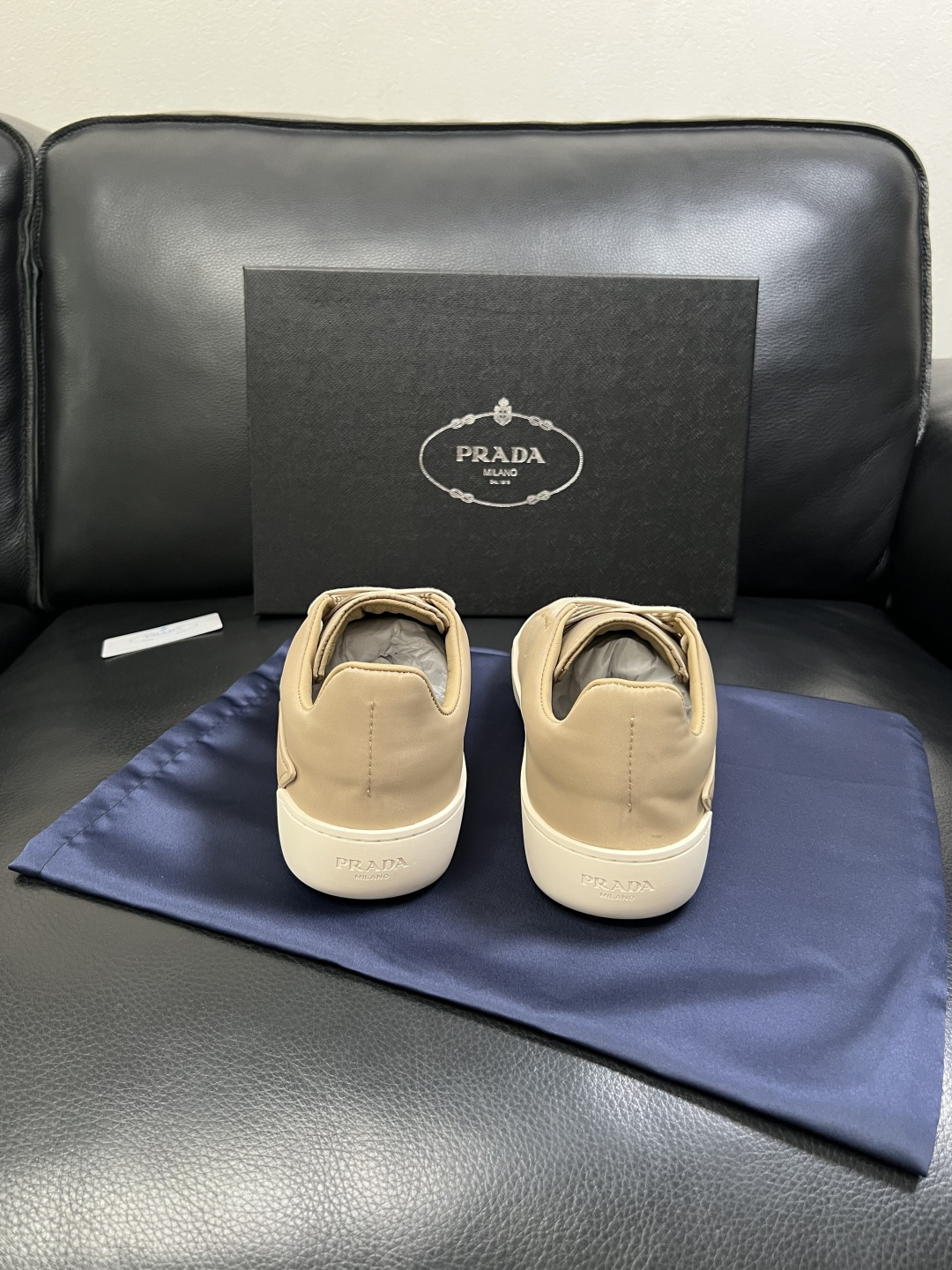Prada  高品质  顶级工艺品，普拉达 专柜同步，原厂配置意大利进口牛皮拼布面料，进口牛皮内里垫，透