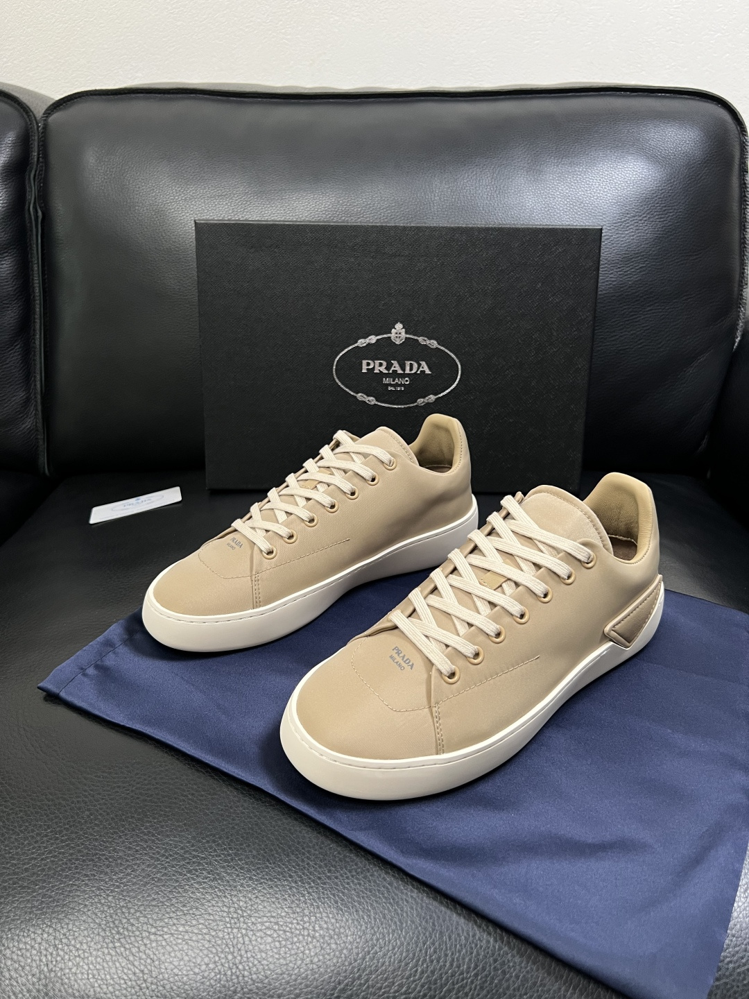 Prada  高品质  顶级工艺品，普拉达 专柜同步，原厂配置意大利进口牛皮拼布面料，进口牛皮内里垫，透