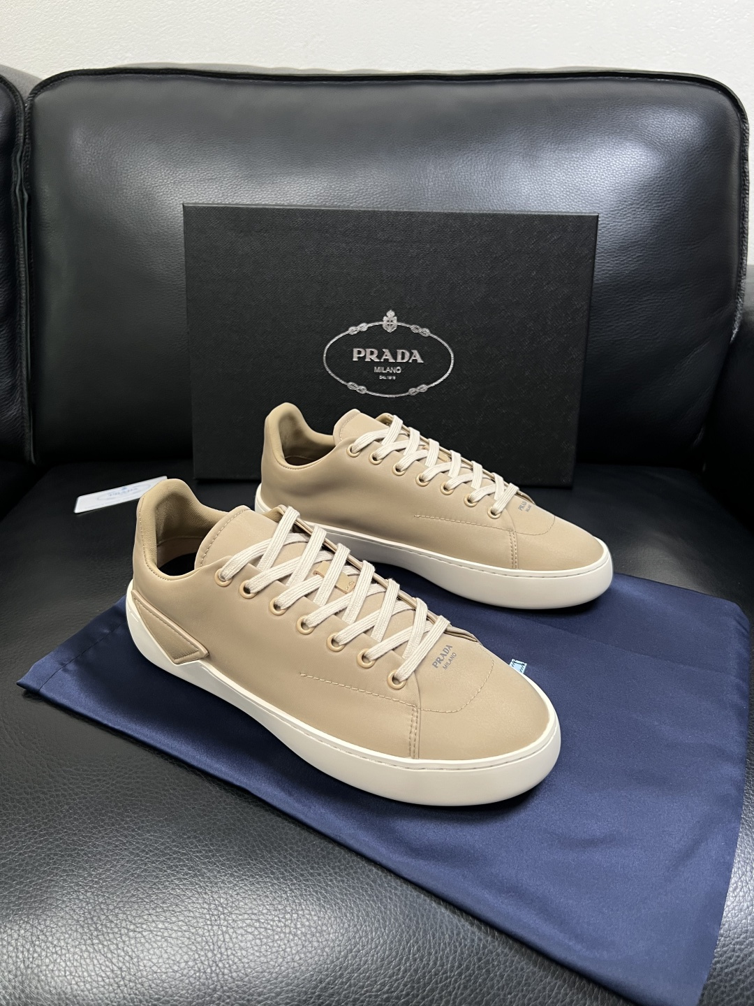 Prada  高品质  顶级工艺品，普拉达 专柜同步，原厂配置意大利进口牛皮拼布面料，进口牛皮内里垫，透