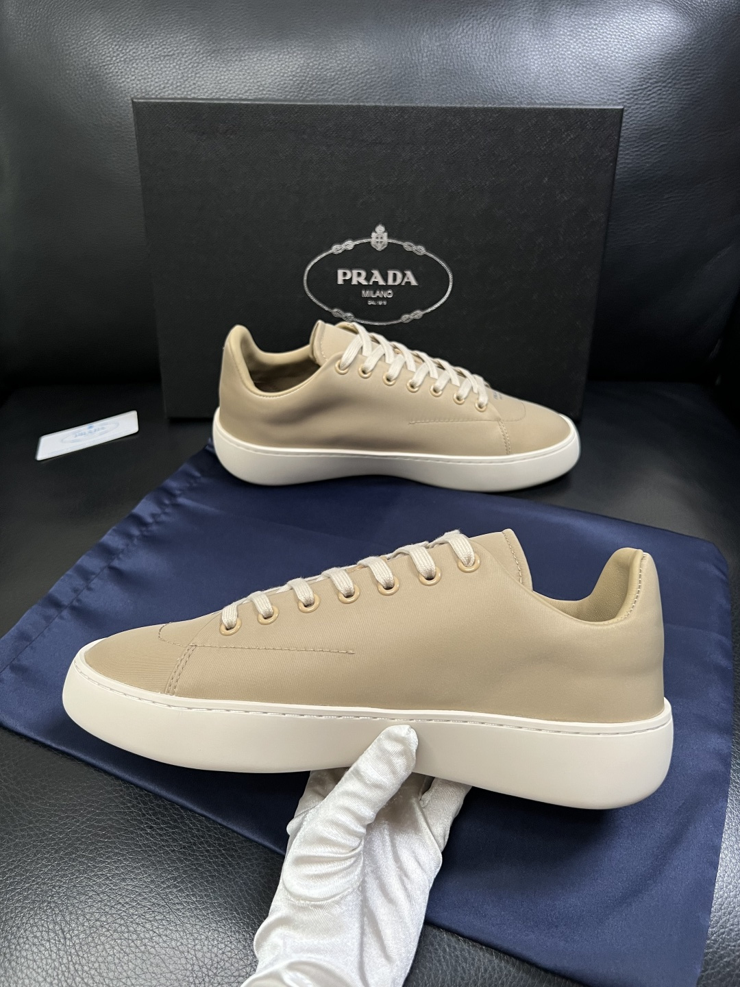 Prada  高品质  顶级工艺品，普拉达 专柜同步，原厂配置意大利进口牛皮拼布面料，进口牛皮内里垫，透