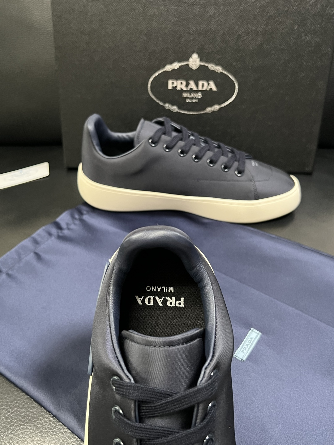 Prada  高品质  顶级工艺品，普拉达 专柜同步，原厂配置意大利进口牛皮拼布面料，进口牛皮内里垫，透
