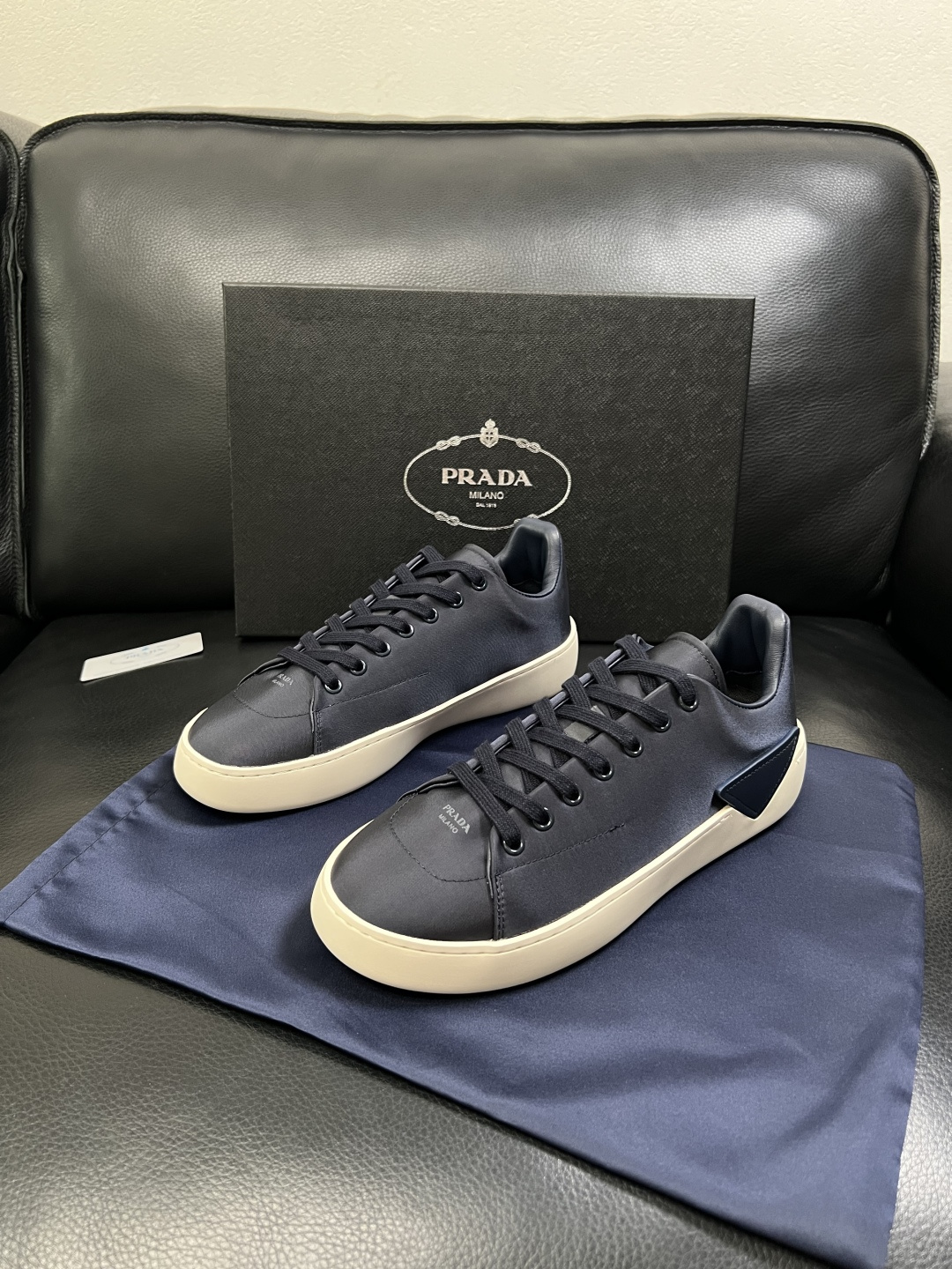 Prada  高品质  顶级工艺品，普拉达 专柜同步，原厂配置意大利进口牛皮拼布面料，进口牛皮内里垫，透