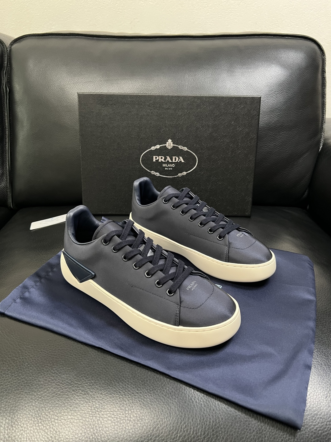 Prada  高品质  顶级工艺品，普拉达 专柜同步，原厂配置意大利进口牛皮拼布面料，进口牛皮内里垫，透