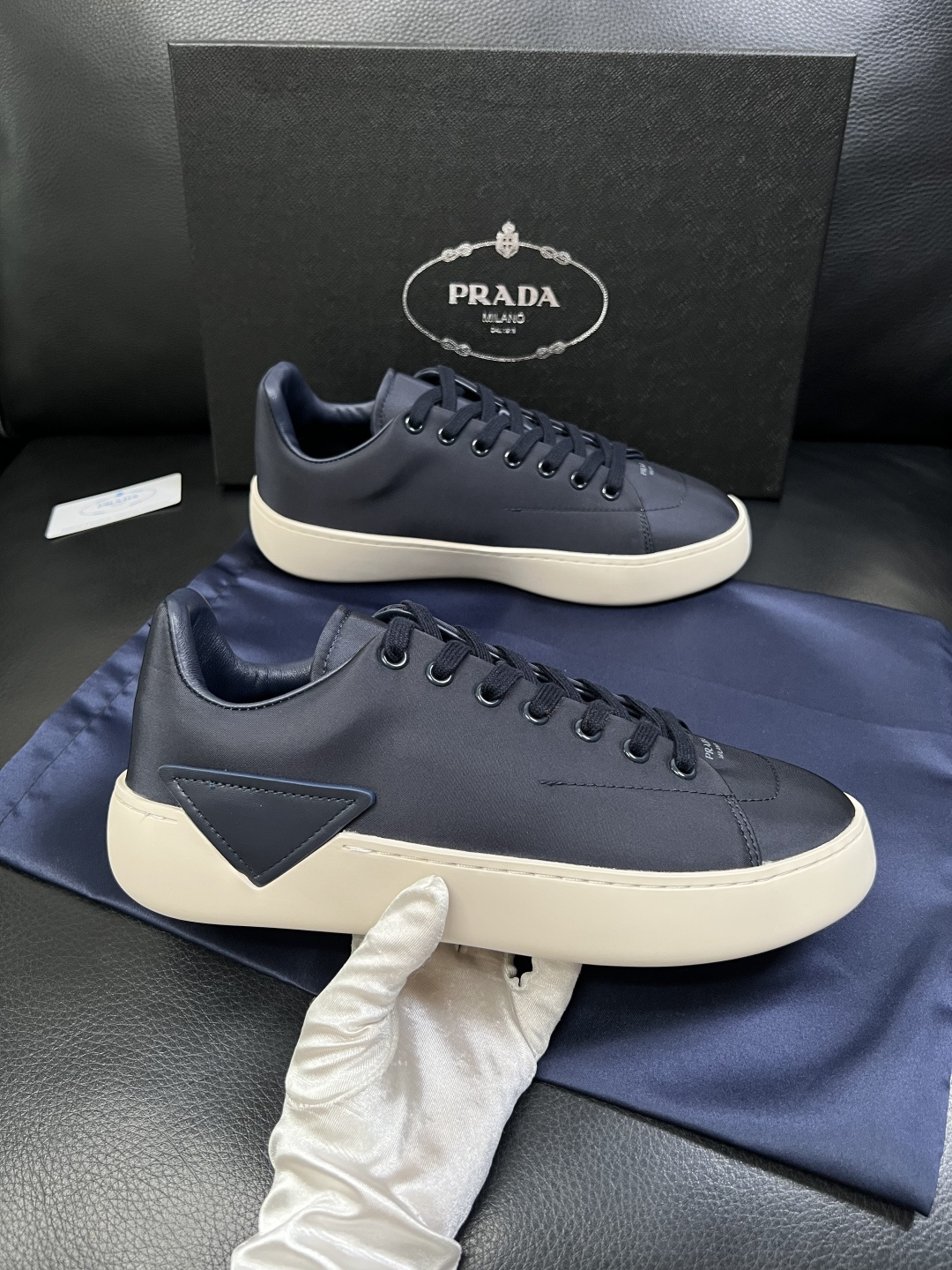 Prada  高品质  顶级工艺品，普拉达 专柜同步，原厂配置意大利进口牛皮拼布面料，进口牛皮内里垫，透