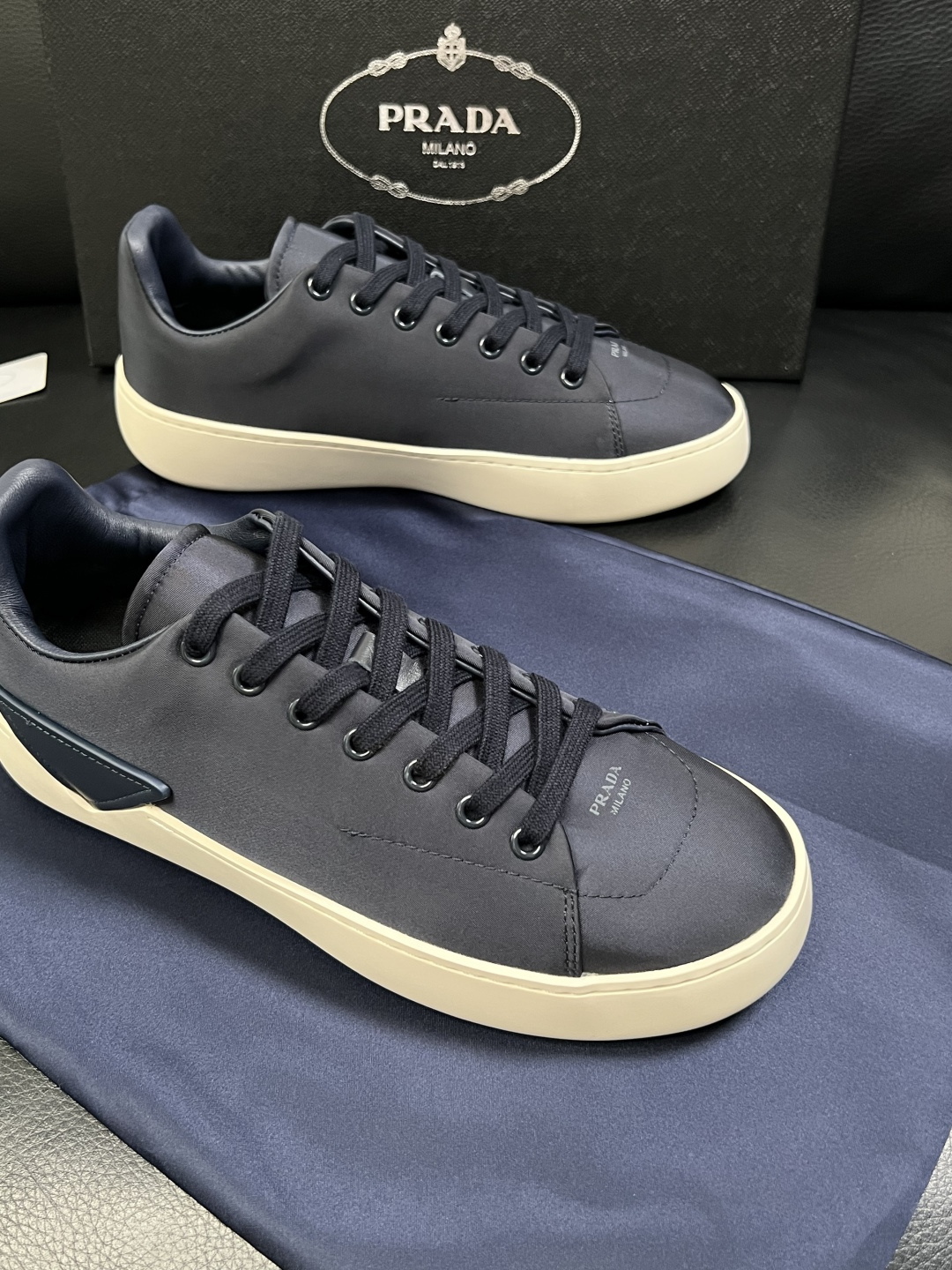 Prada  高品质  顶级工艺品，普拉达 专柜同步，原厂配置意大利进口牛皮拼布面料，进口牛皮内里垫，透