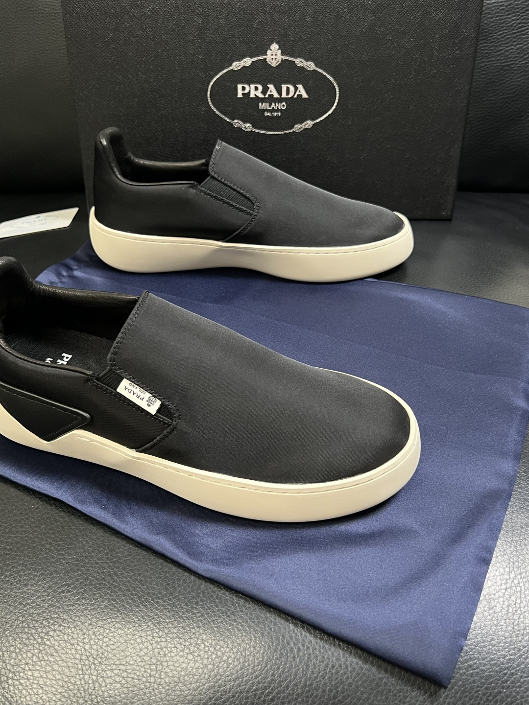 Prada  高品质  顶级工艺品，普拉达 专柜同步，原厂配置意大利进口牛皮拼布面料，进口牛皮内里垫，透