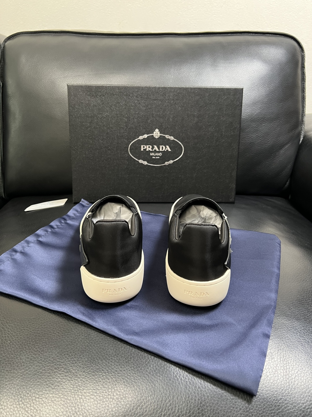 Prada  高品质  顶级工艺品，普拉达 专柜同步，原厂配置意大利进口牛皮拼布面料，进口牛皮内里垫，透