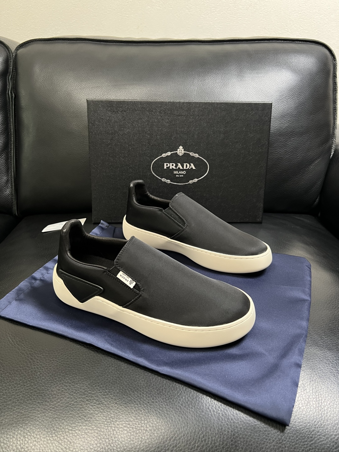 Prada  高品质  顶级工艺品，普拉达 专柜同步，原厂配置意大利进口牛皮拼布面料，进口牛皮内里垫，透