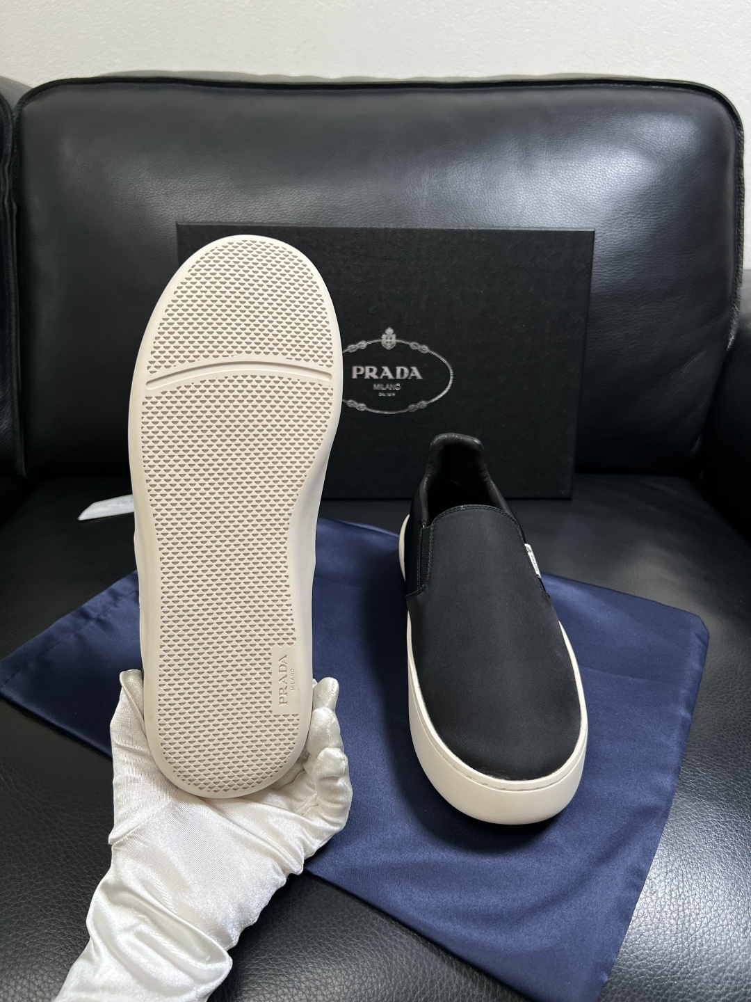 Prada  高品质  顶级工艺品，普拉达 专柜同步，原厂配置意大利进口牛皮拼布面料，进口牛皮内里垫，透