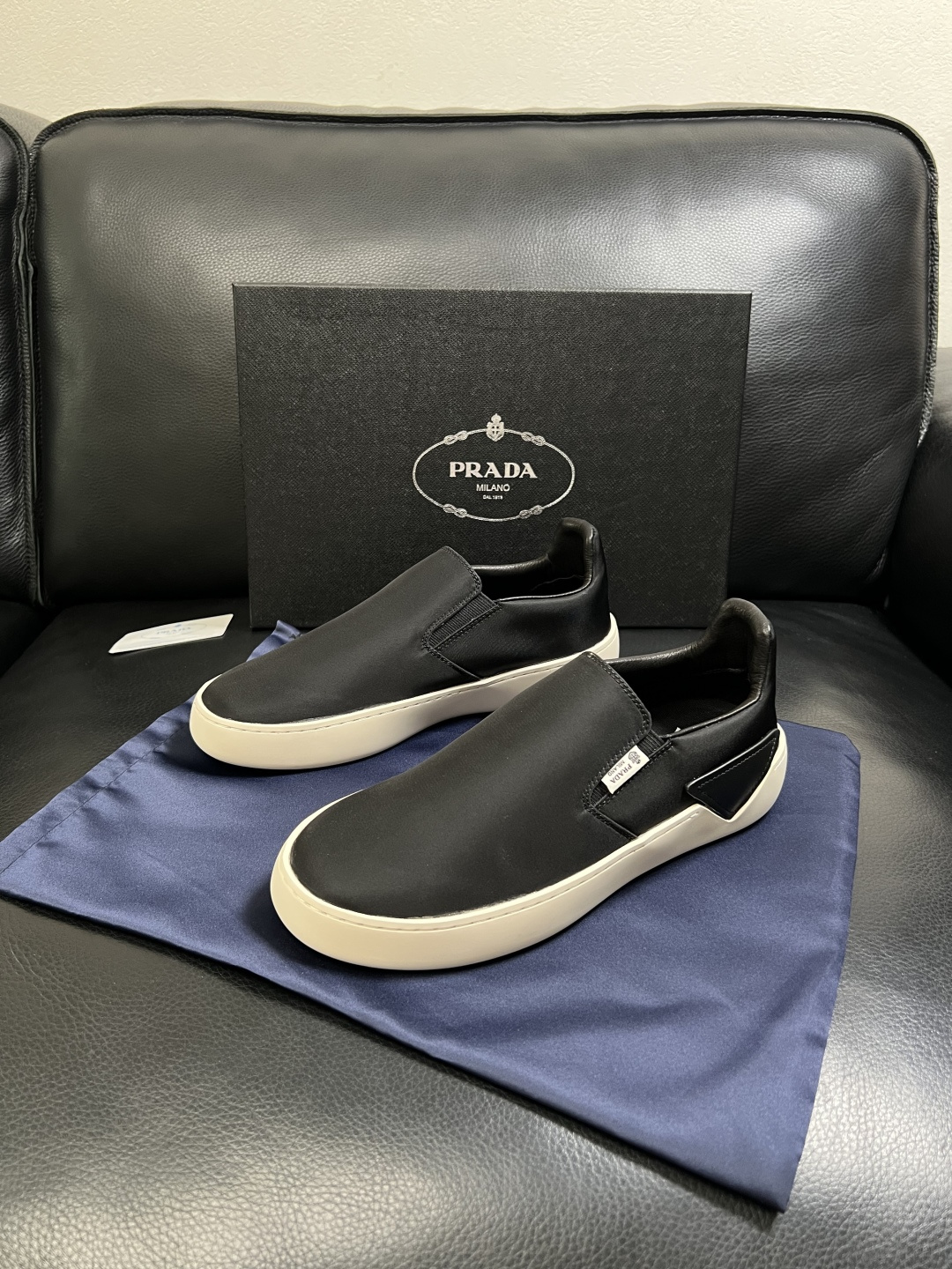 Prada  高品质  顶级工艺品，普拉达 专柜同步，原厂配置意大利进口牛皮拼布面料，进口牛皮内里垫，透