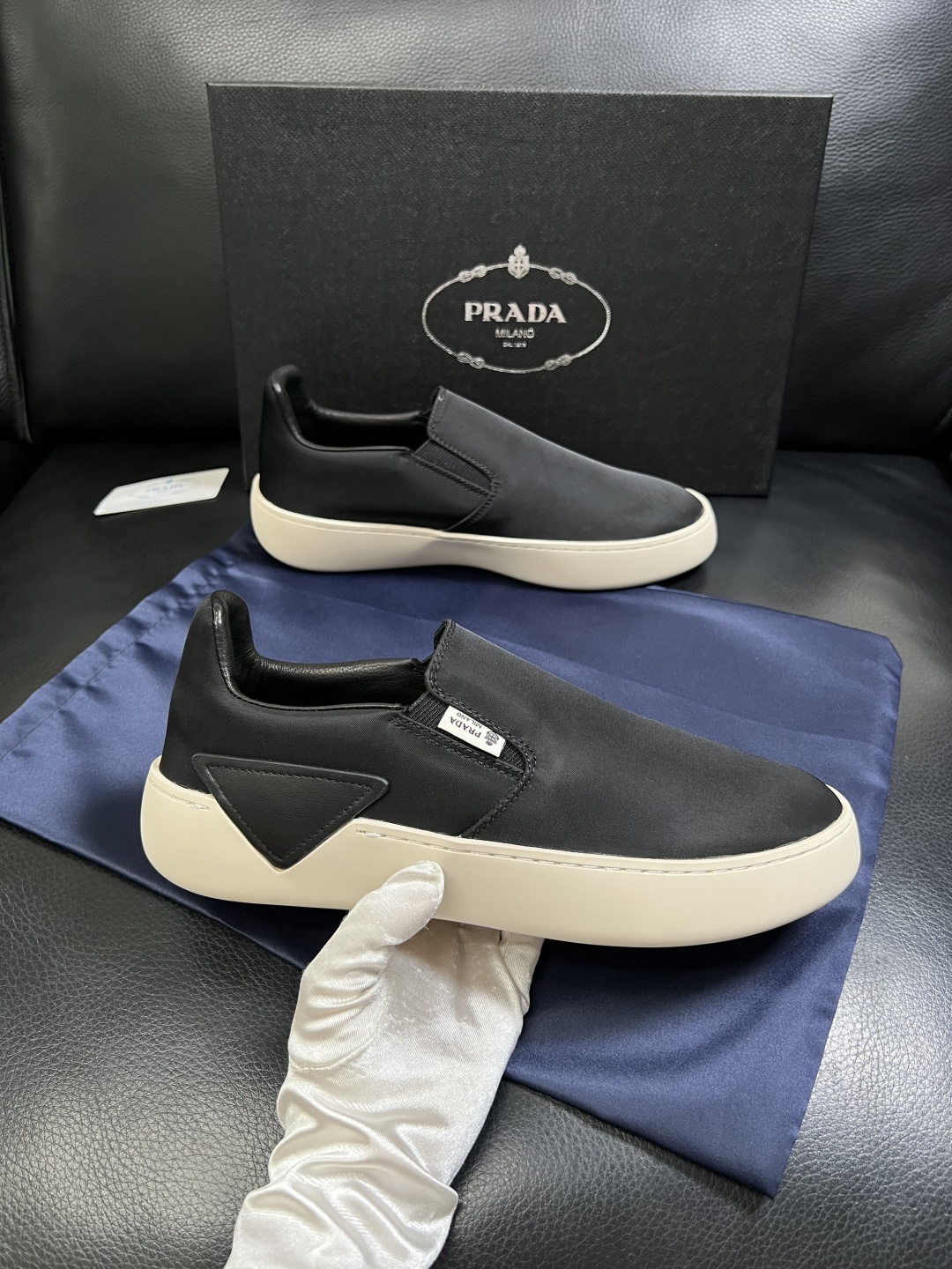 Prada  高品质  顶级工艺品，普拉达 专柜同步，原厂配置意大利进口牛皮拼布面料，进口牛皮内里垫，透