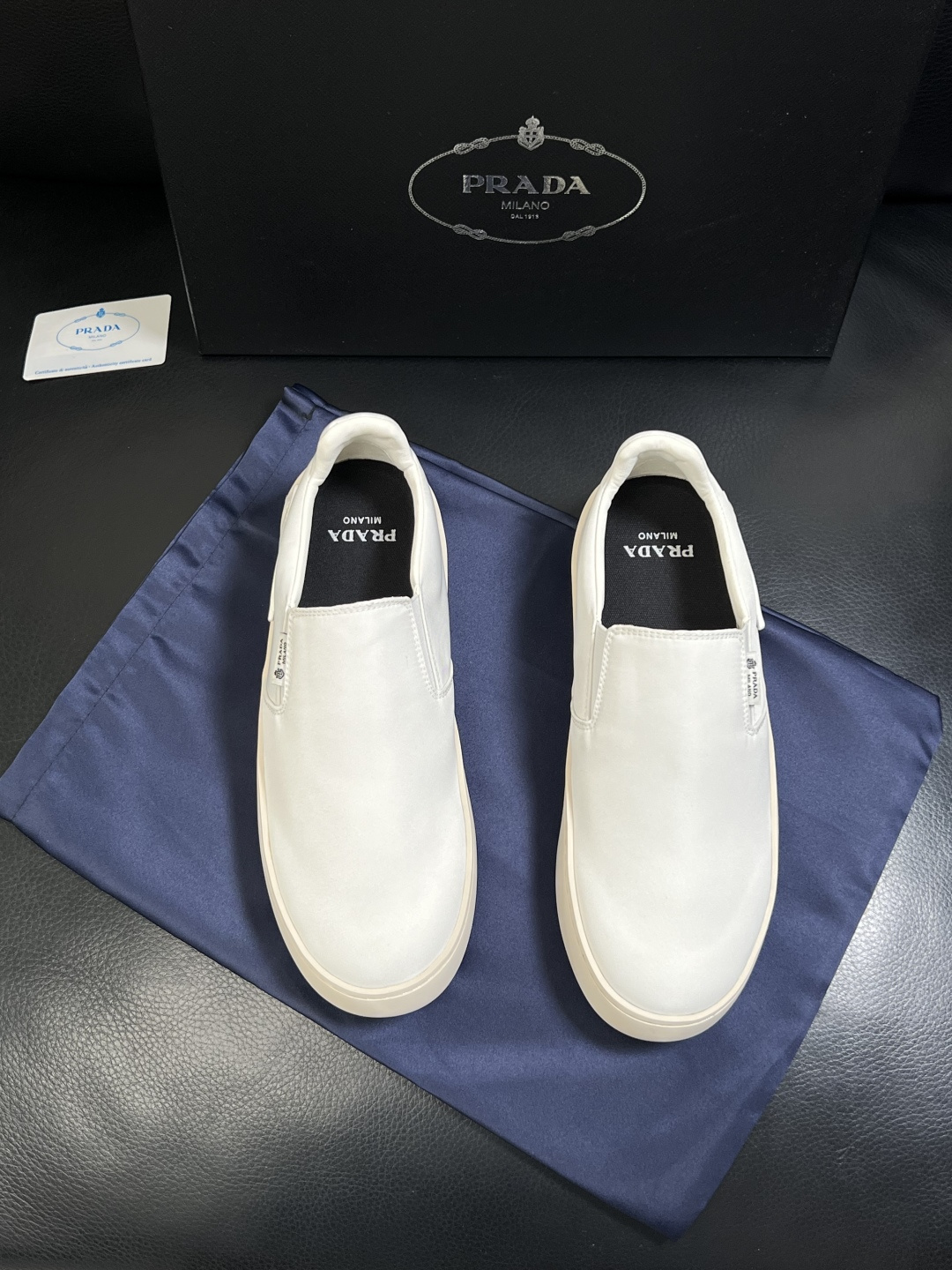 Prada  高品质  顶级工艺品，普拉达 专柜同步，原厂配置意大利进口牛皮拼布面料，进口牛皮内里垫，透