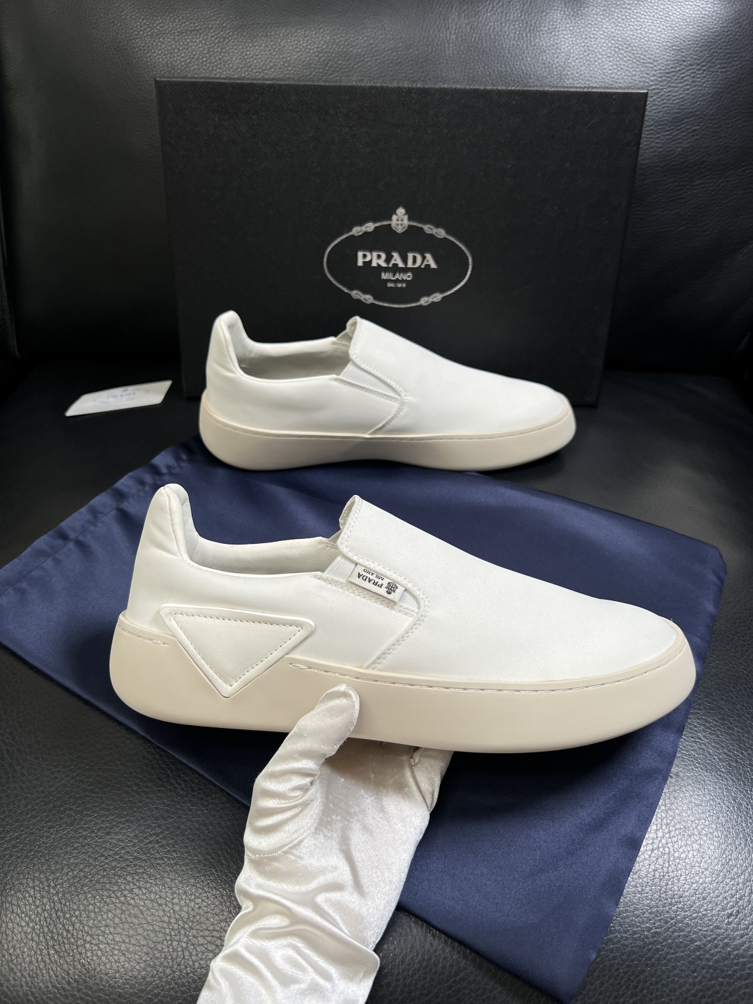 Prada  高品质  顶级工艺品，普拉达 专柜同步，原厂配置意大利进口牛皮拼布面料，进口牛皮内里垫，透