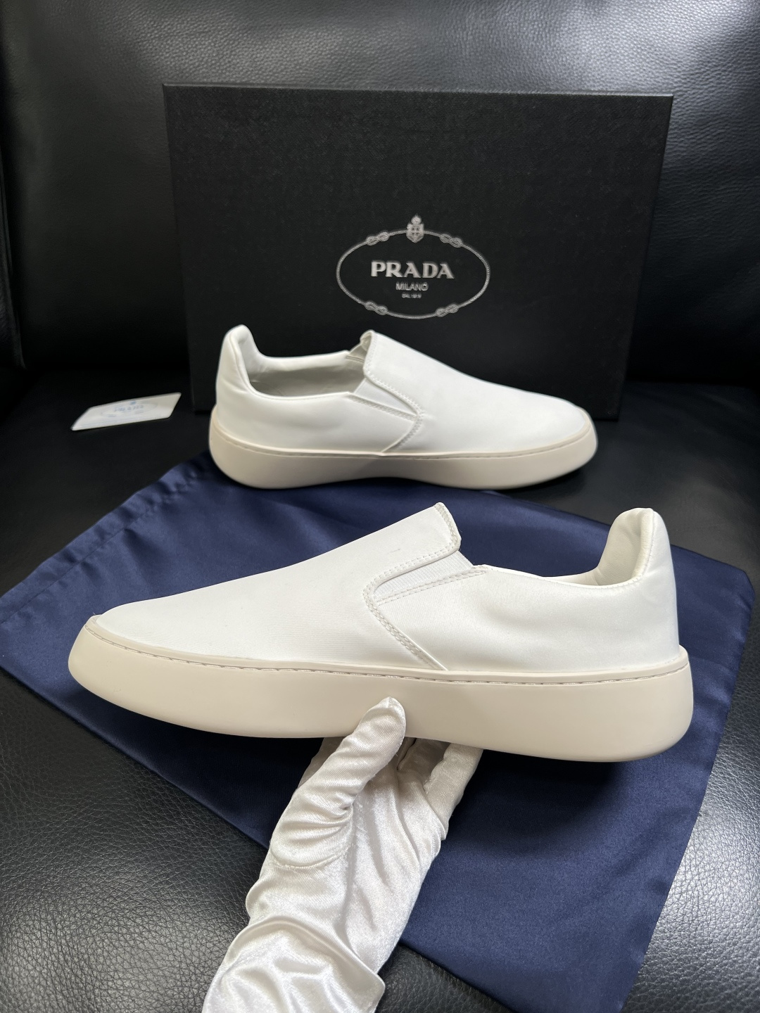 Prada  高品质  顶级工艺品，普拉达 专柜同步，原厂配置意大利进口牛皮拼布面料，进口牛皮内里垫，透
