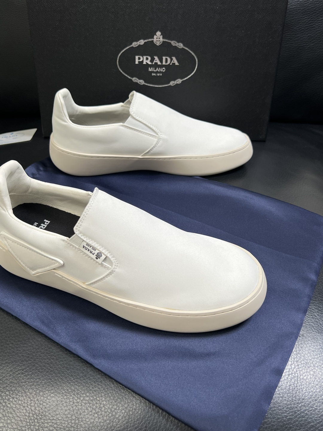 Prada  高品质  顶级工艺品，普拉达 专柜同步，原厂配置意大利进口牛皮拼布面料，进口牛皮内里垫，透