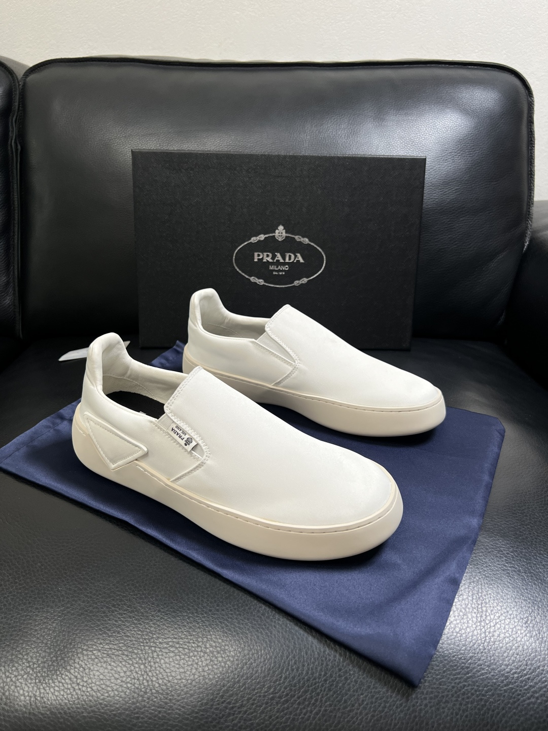 Prada  高品质  顶级工艺品，普拉达 专柜同步，原厂配置意大利进口牛皮拼布面料，进口牛皮内里垫，透