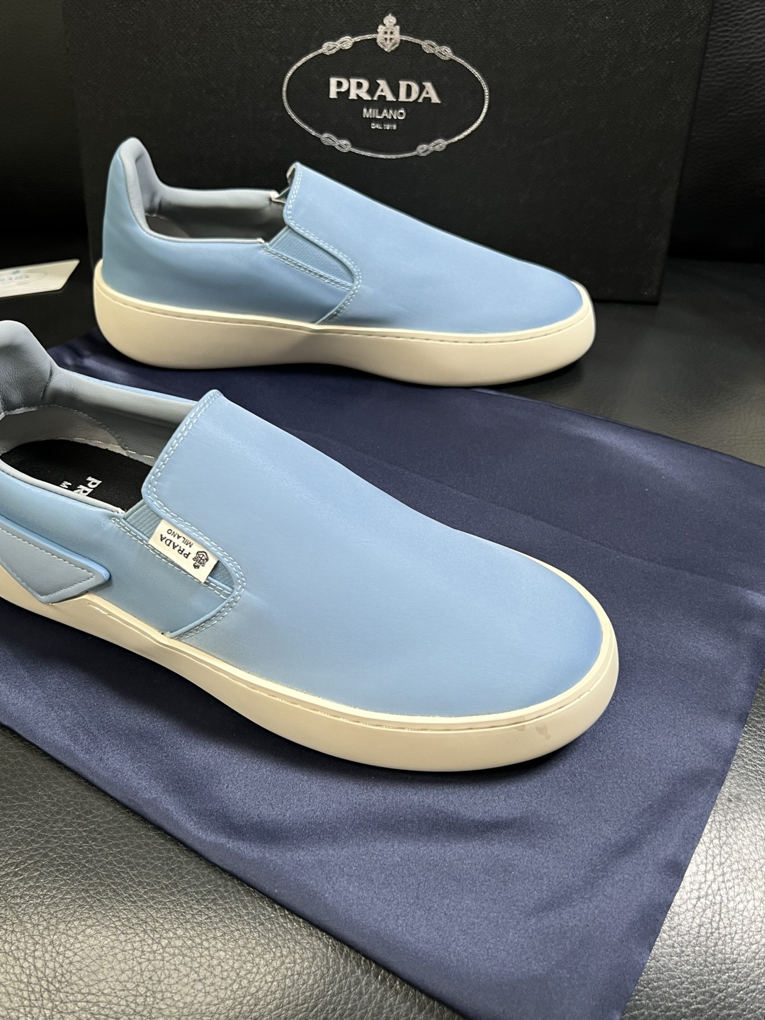 Prada  高品质  顶级工艺品，普拉达 专柜同步，原厂配置意大利进口牛皮拼布面料，进口牛皮内里垫，透