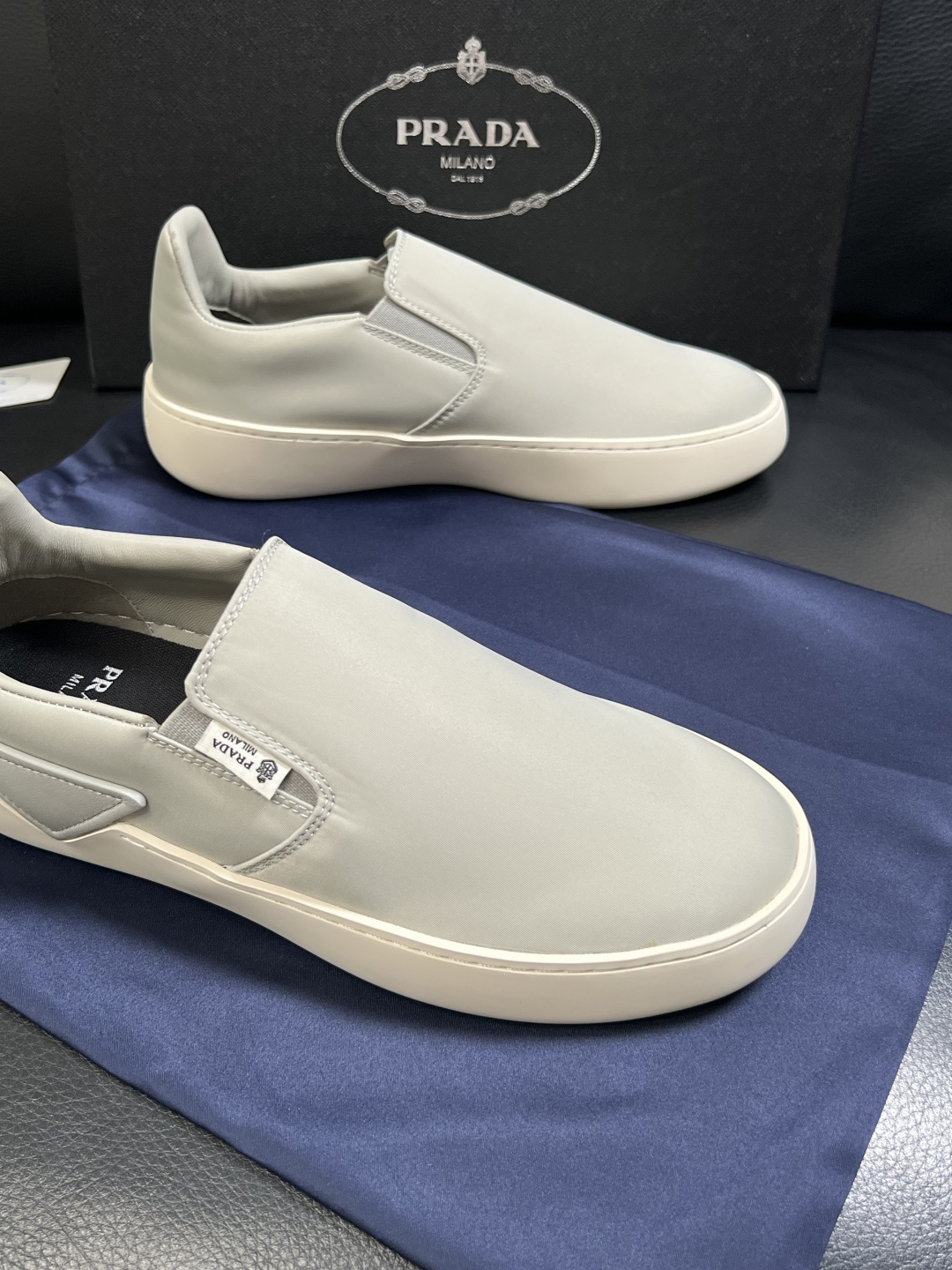 Prada  高品质  顶级工艺品，普拉达 专柜同步，原厂配置意大利进口牛皮拼布面料，进口牛皮内里垫，透